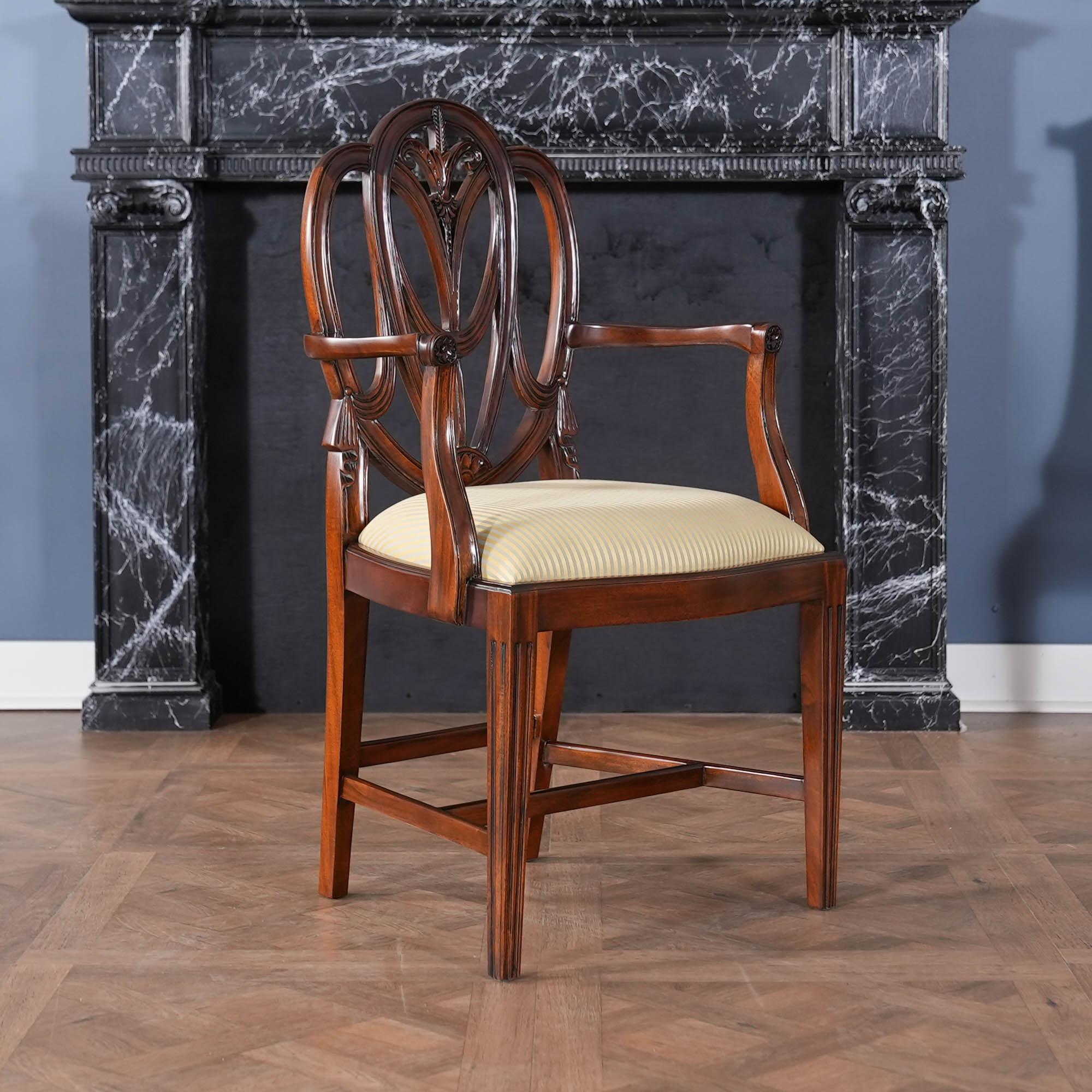 Un set di 10 sedie da pranzo Sweet Heart in mogano massiccio, composto da 2 poltrone e 8 sedie laterali. Questo stile di sedia è noto anche come sedia a forma di cuore. Hanno un retro elegante e raffinato, caratterizzato da intagli a drappeggio e da