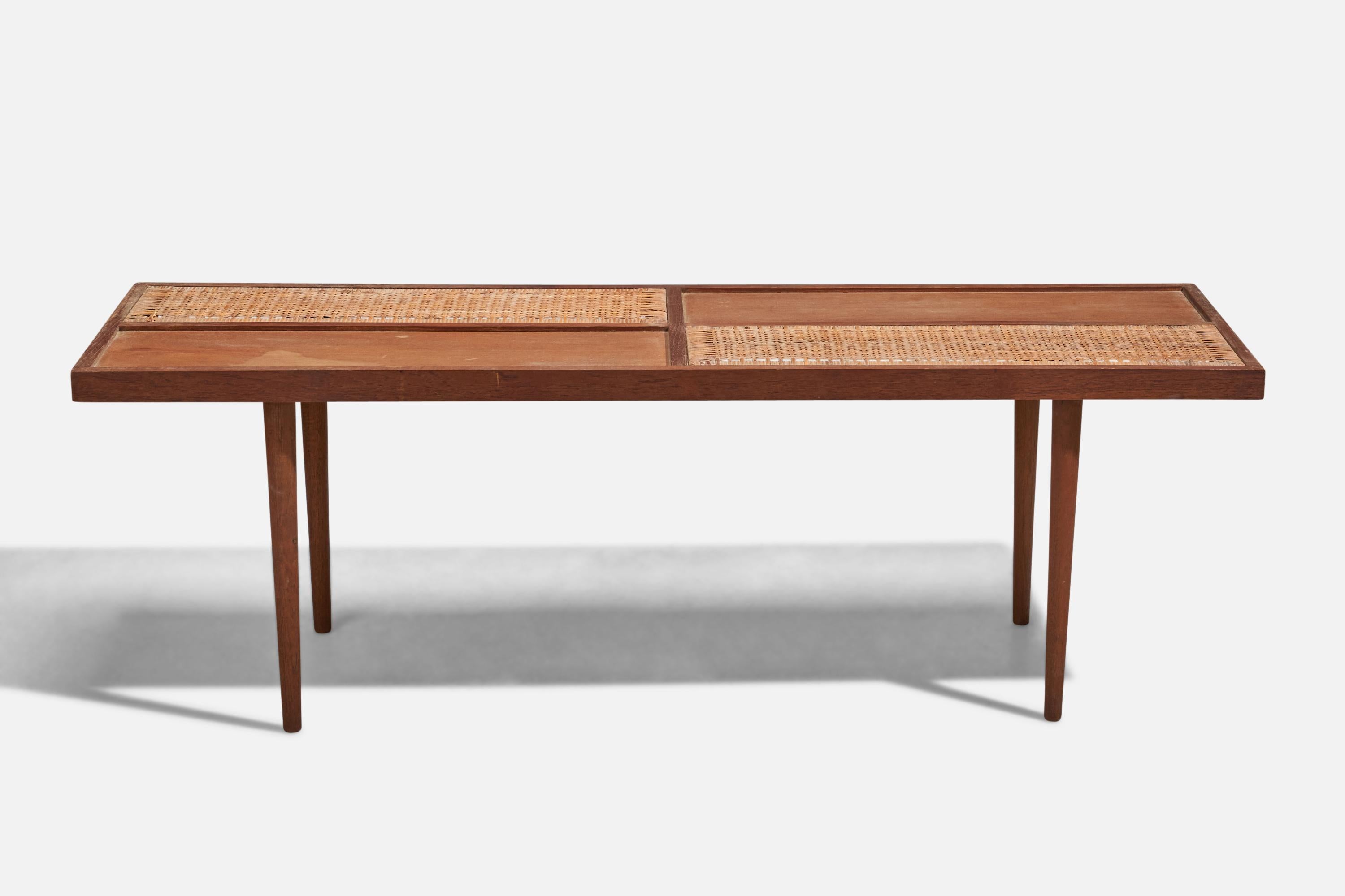 Table basse en teck et rotin conçue et produite par Sweet Home, Hong Kong, années 1970.