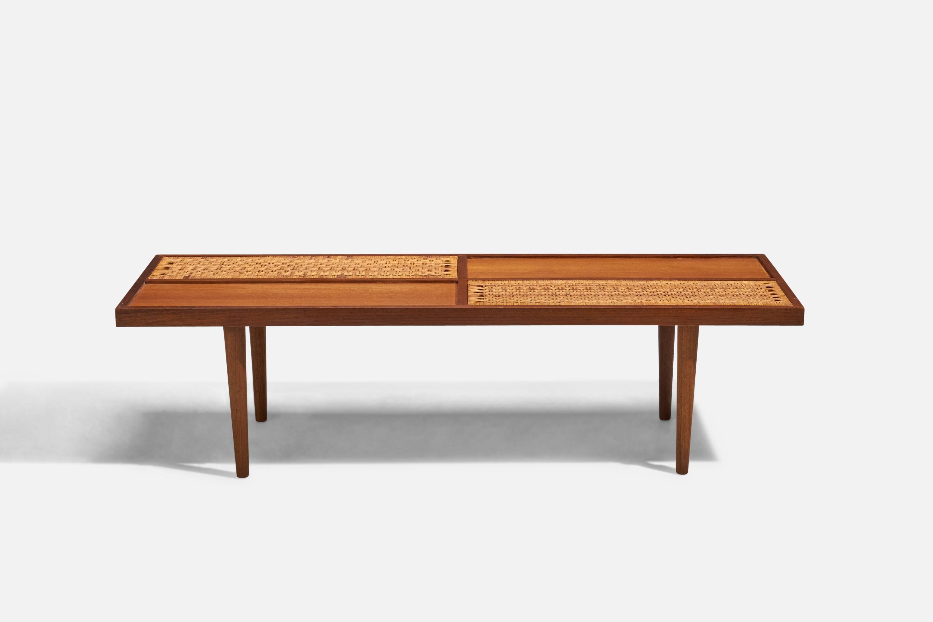 Table basse en teck et rotin conçue et produite par Sweet Home, Hong Kong, années 1970.