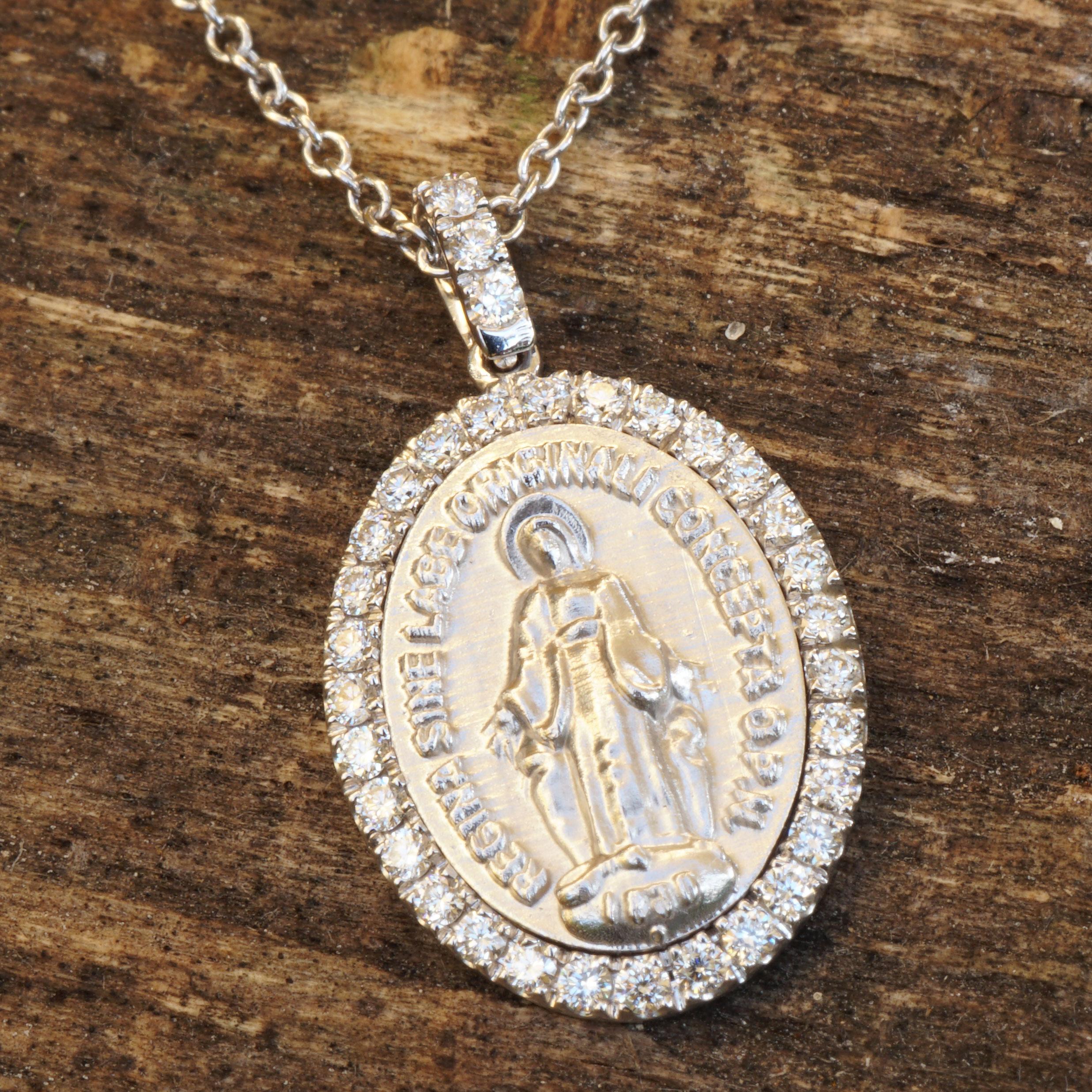 Sweet Madonna Pendant Made in Italy 0.21 Ct TW VS White Gold 18 Kt Highend Work For Sale 5