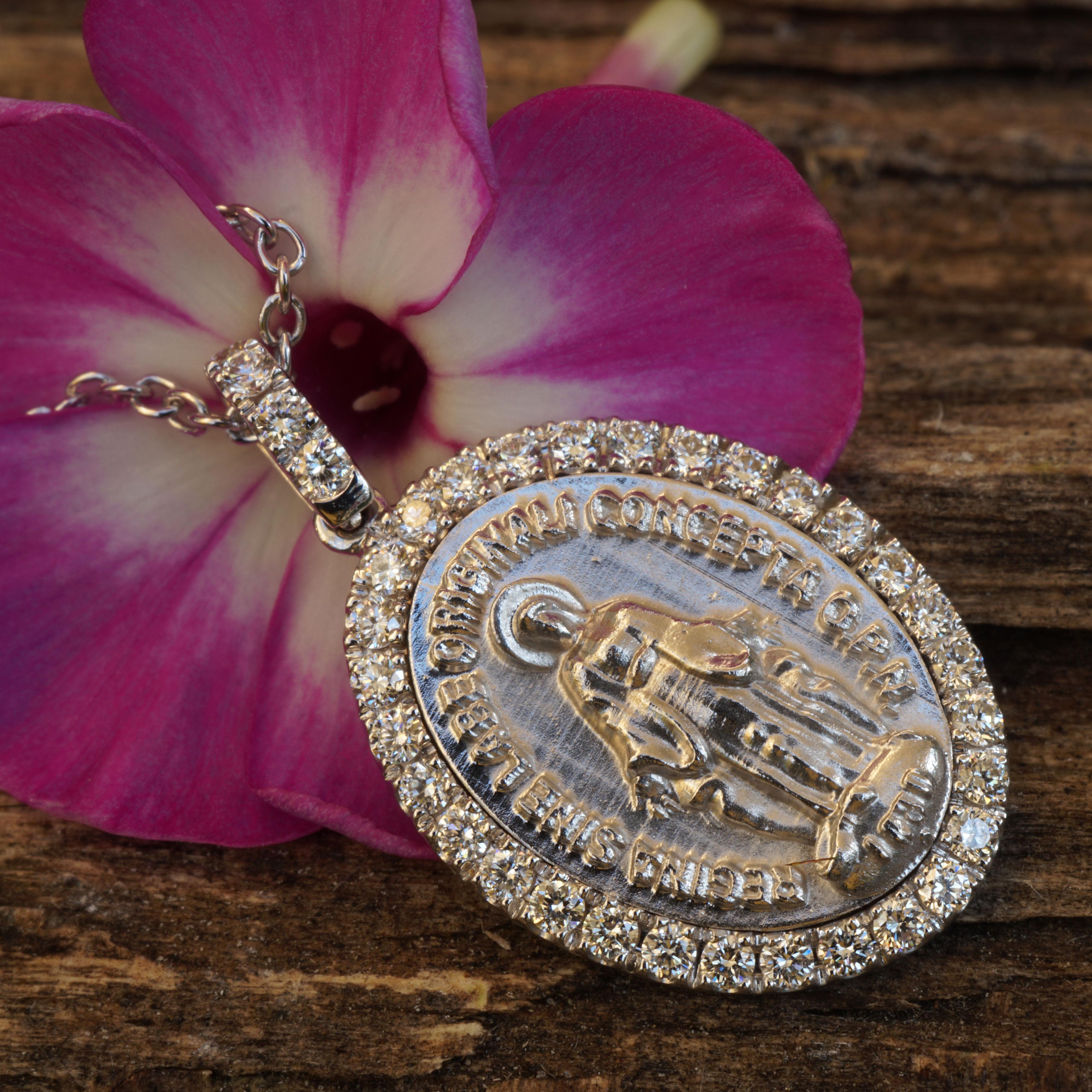 Sweet Madonna Pendant Made in Italy 0.21 Ct TW VS White Gold 18 Kt Highend Work For Sale 6