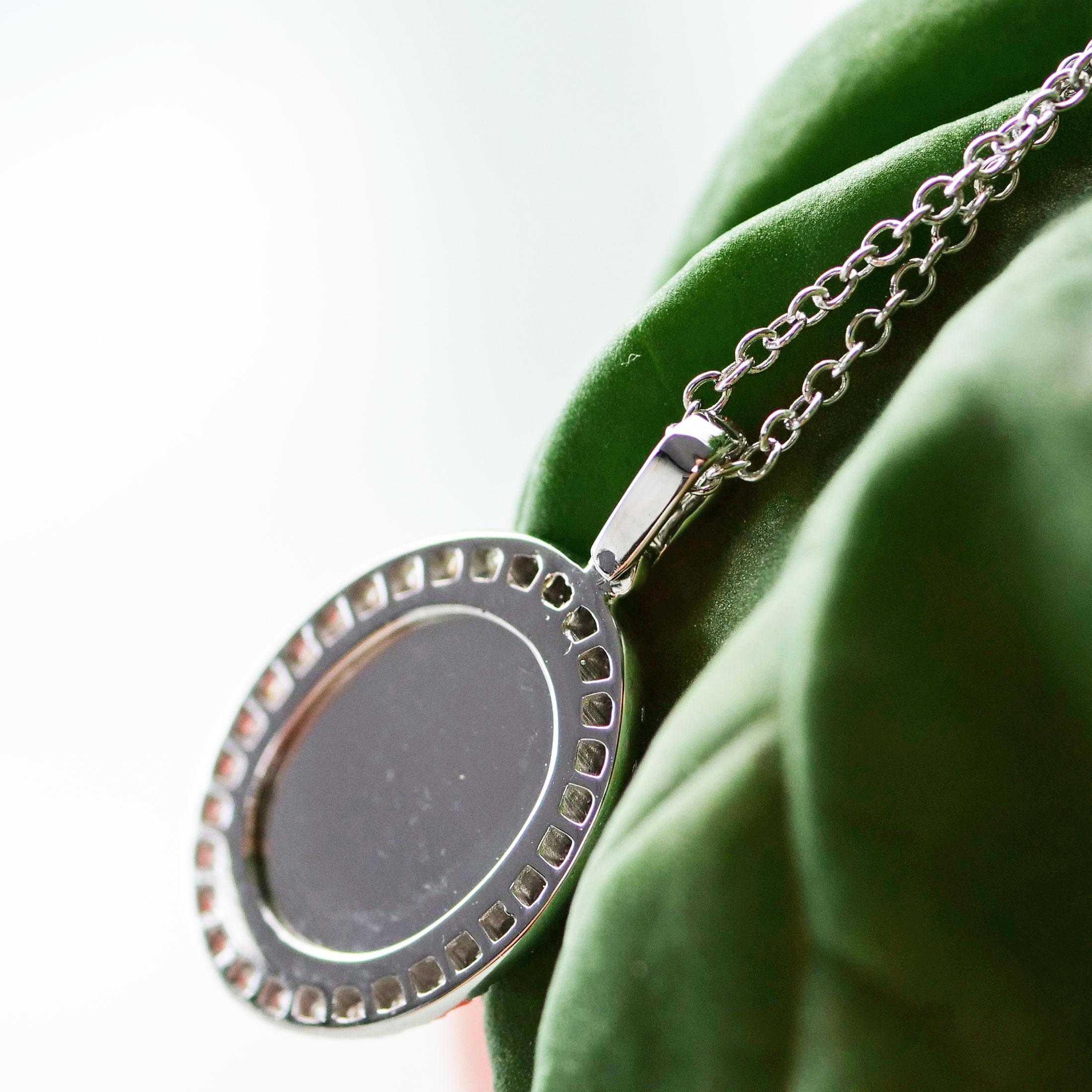 Sweet Madonna Pendant Made in Italy 0.21 Ct TW VS White Gold 18 Kt Highend Work In New Condition For Sale In Viena, Viena