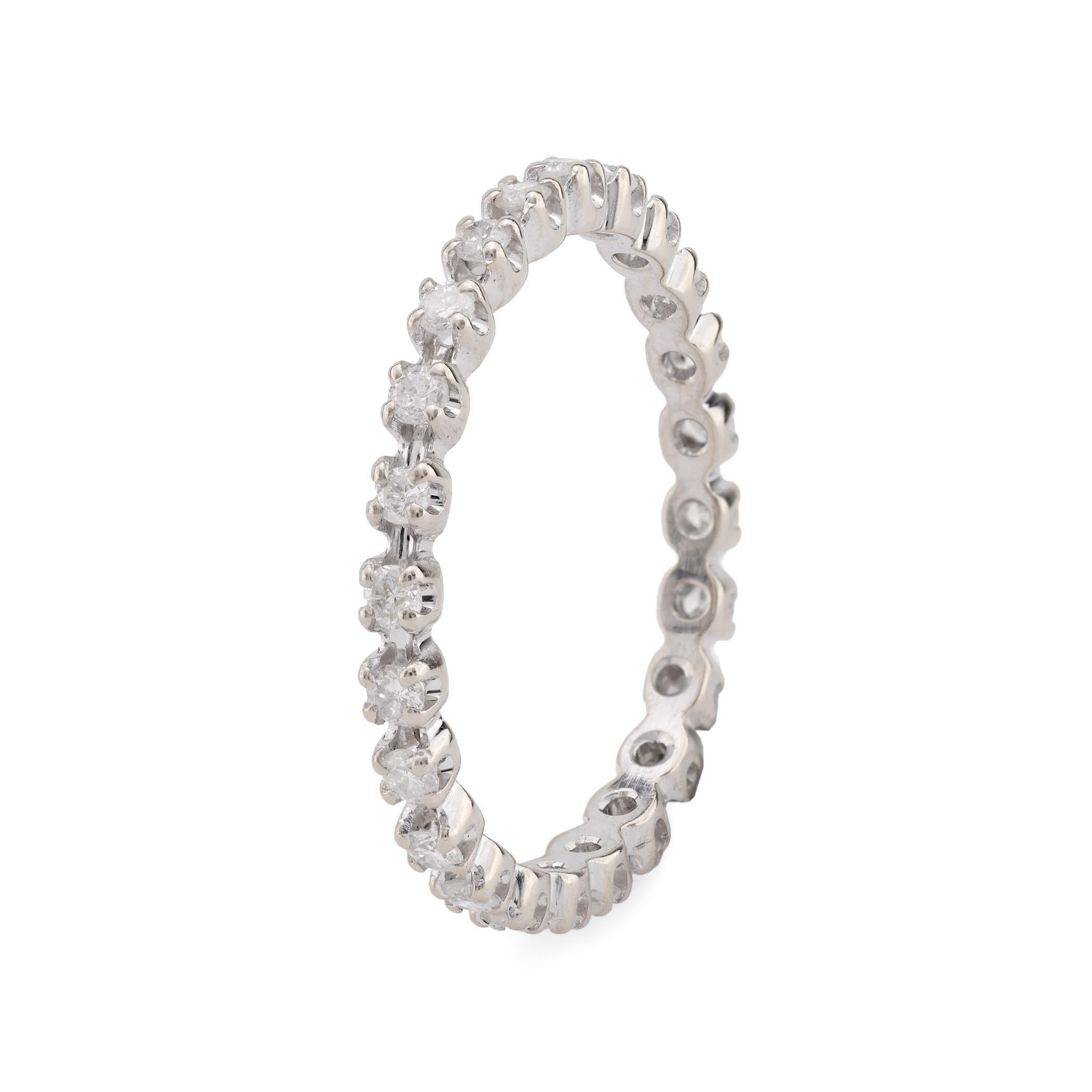 Dulce anillo de la eternidad de oro blanco de 18 quilates con diamantes francés de mediados de siglo Moderno en venta