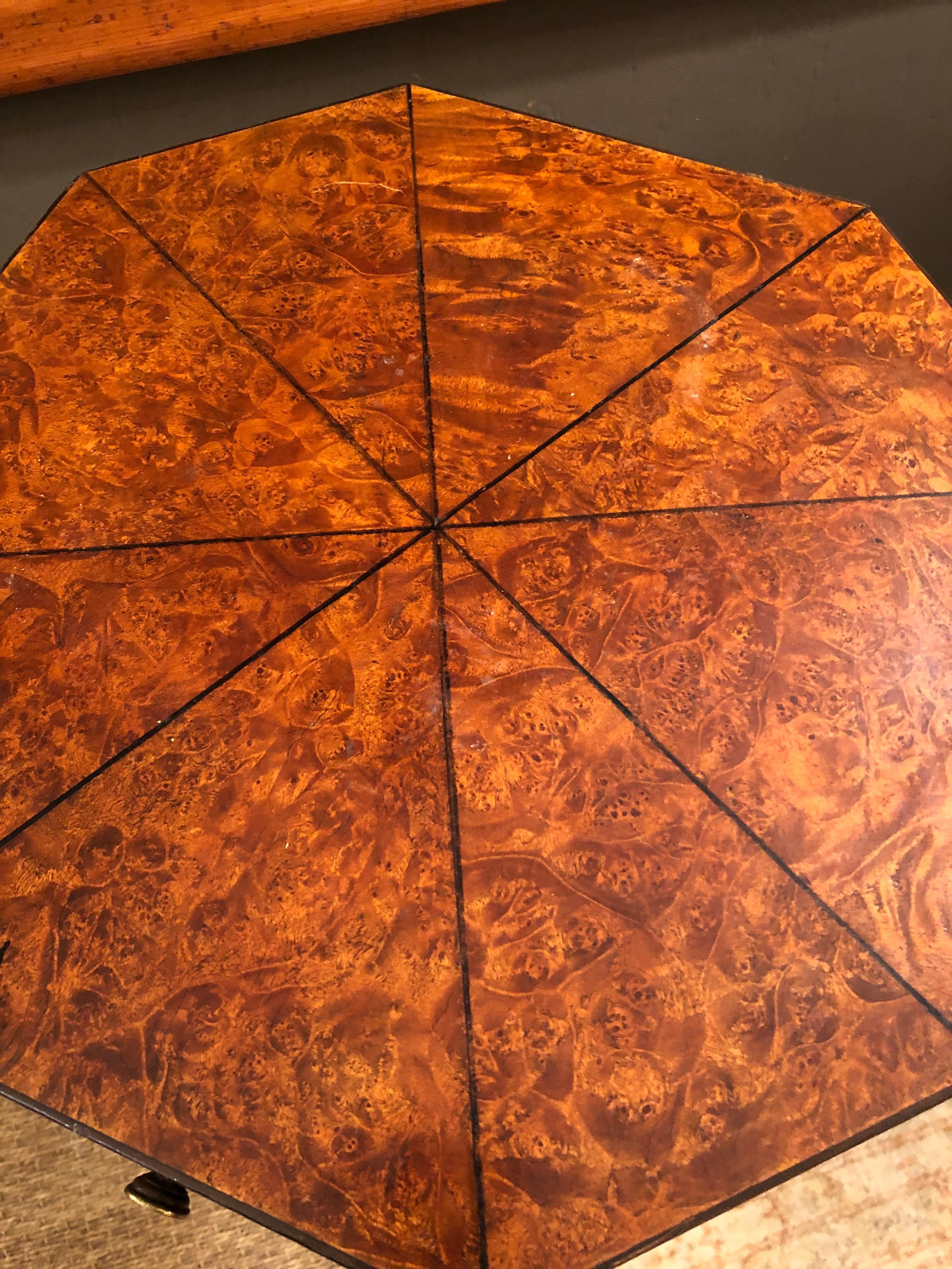 Table d'extrémité décorée de peinture octogonale douce en vente 3