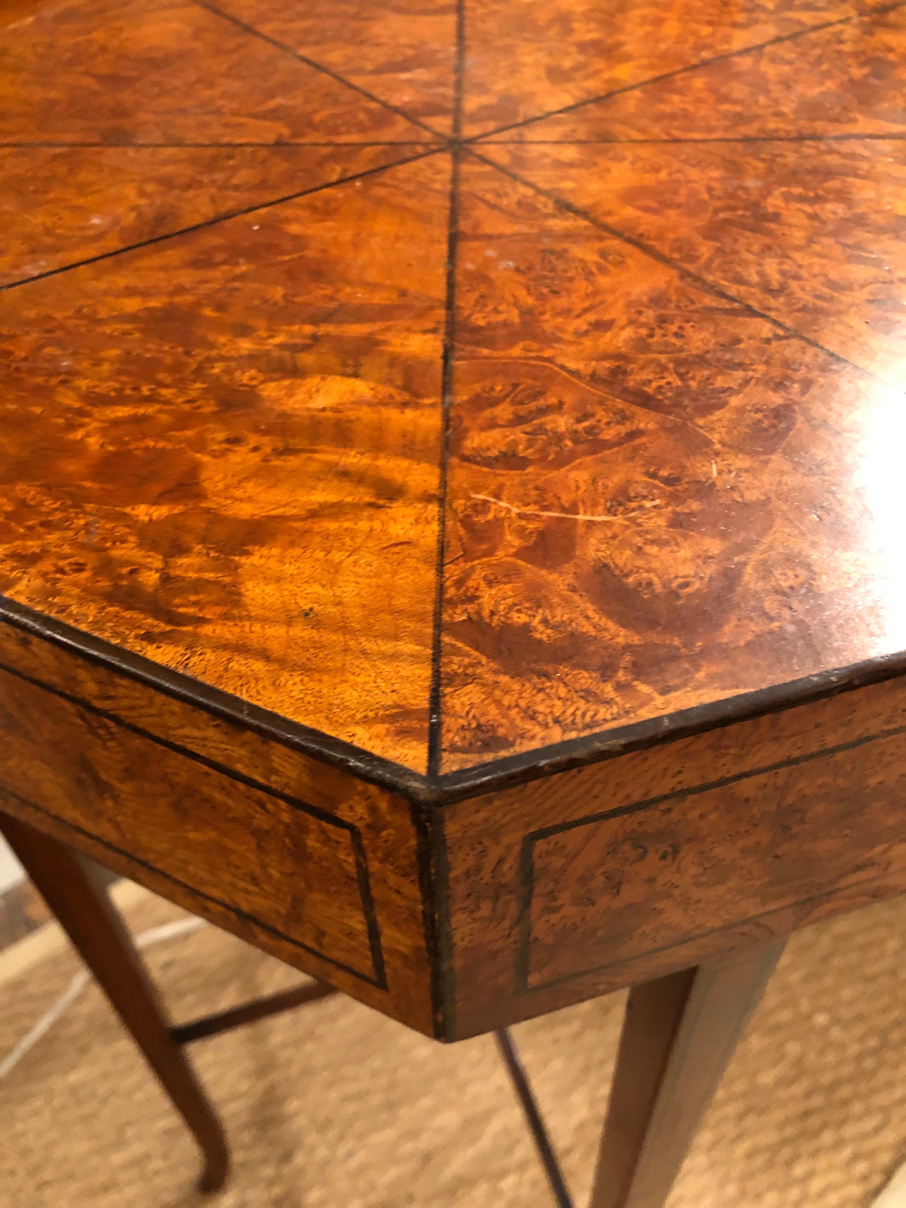 Style Adam Table d'extrémité décorée de peinture octogonale douce en vente