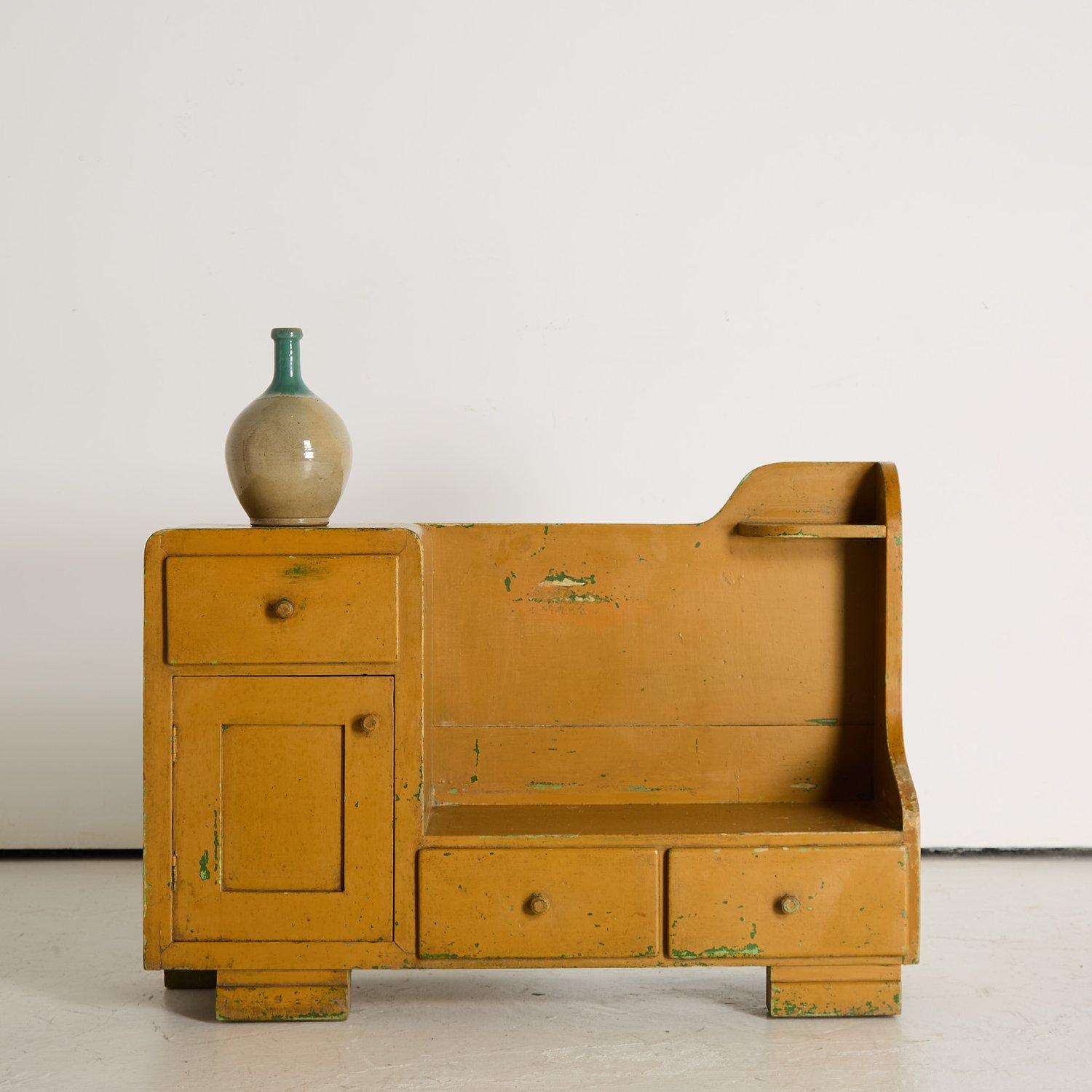 Meuble de cuisine repeint.

Conçu pour le petit coin feu.

France années 1950. 

L 100cm x H72cm x P 30cm
