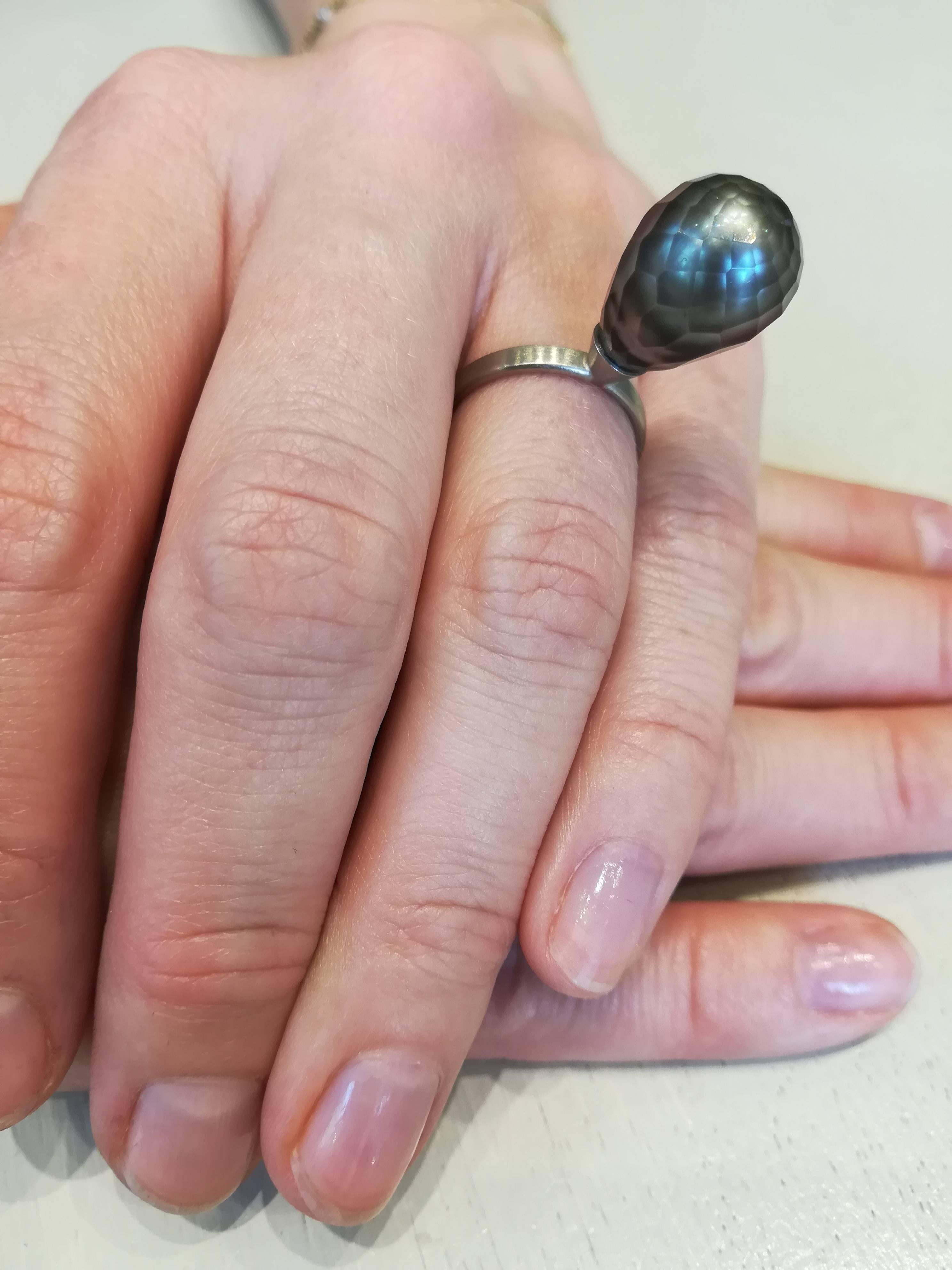 Sweet Pea 18k White Gold and Black Tatihian Pearl Ring In New Condition For Sale In London, GB