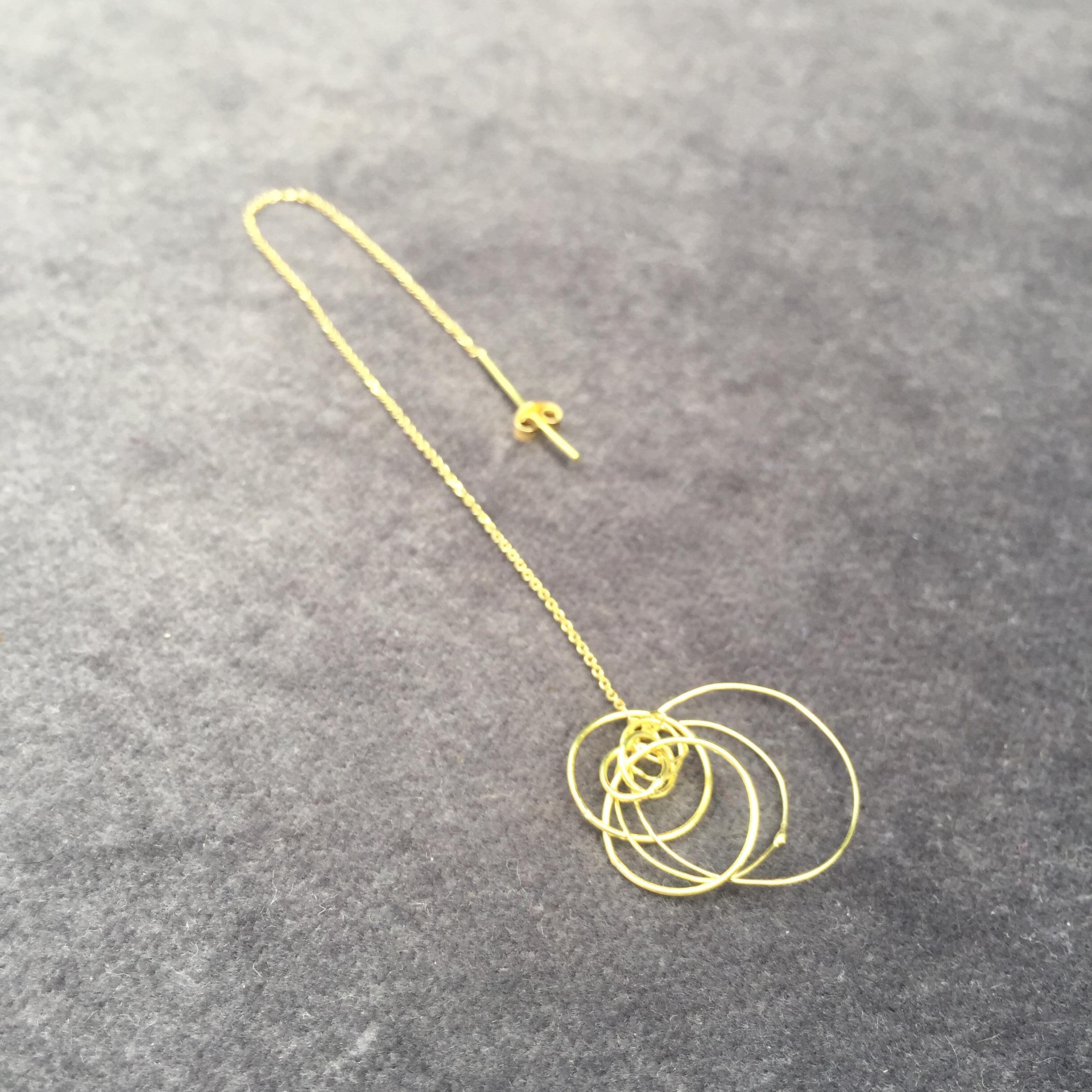 18 Karat Yellow Gold Thread through Earrings with Interlinked Circles In New Condition For Sale In London, GB