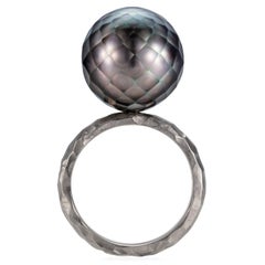 Sweet Pea 18k White Gold Hammered Band Ring With Faceted Black Tahitian Pearl