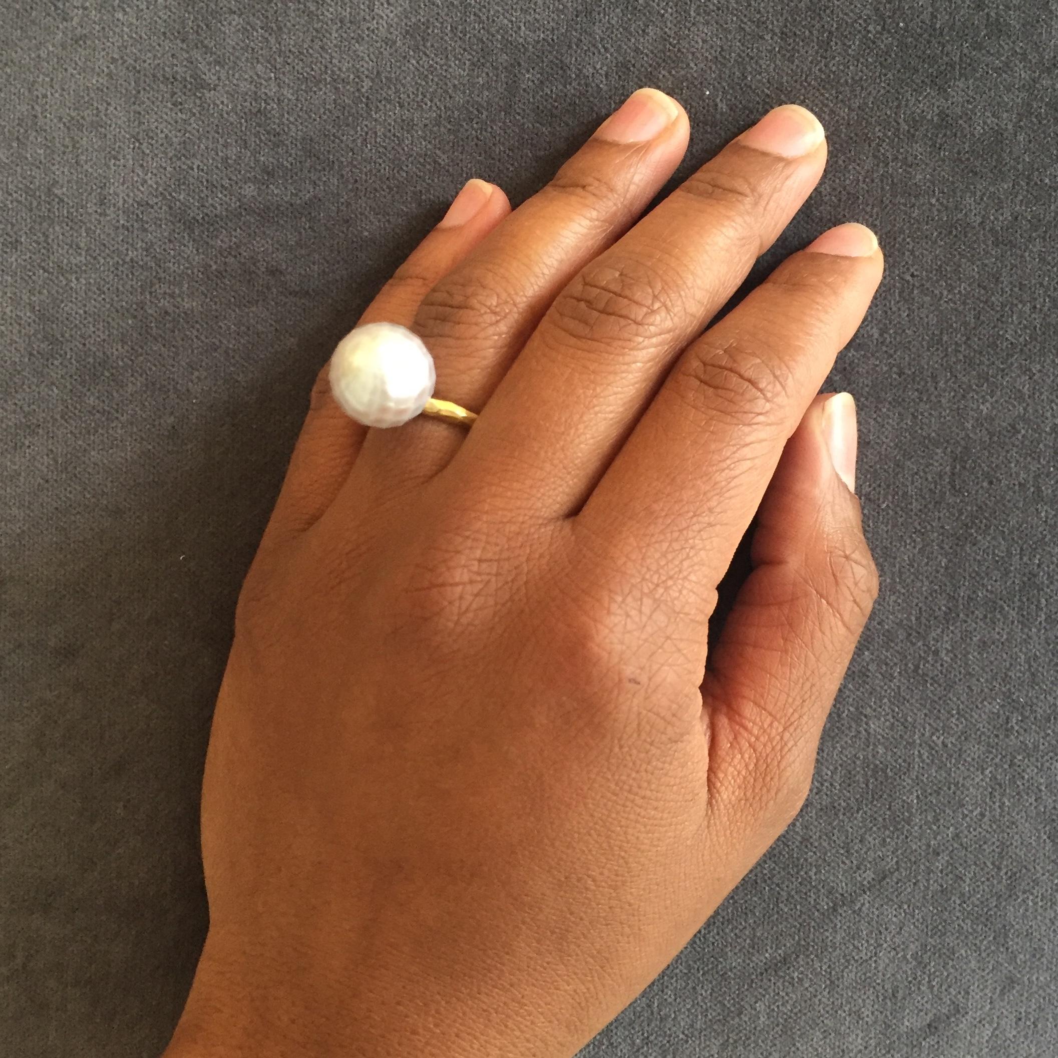 Contemporary 18 Karat Yellow Gold Hammered Band Ring with Pink-Grey Faceted Pearl For Sale