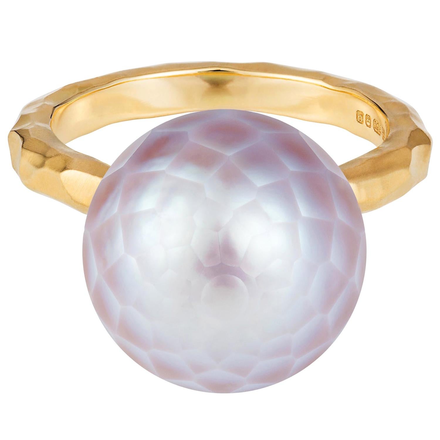 18 Karat Yellow Gold Hammered Band Ring with Pink-Grey Faceted Pearl For Sale