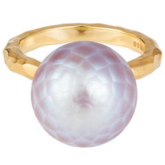 18 Karat Yellow Gold Hammered Band Ring with Pink-Grey Faceted Pearl