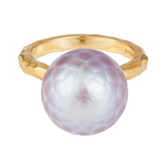 Sweet Pea 18k Yellow Gold Hammered Band Ring With Pink-Grey Faceted Pearl