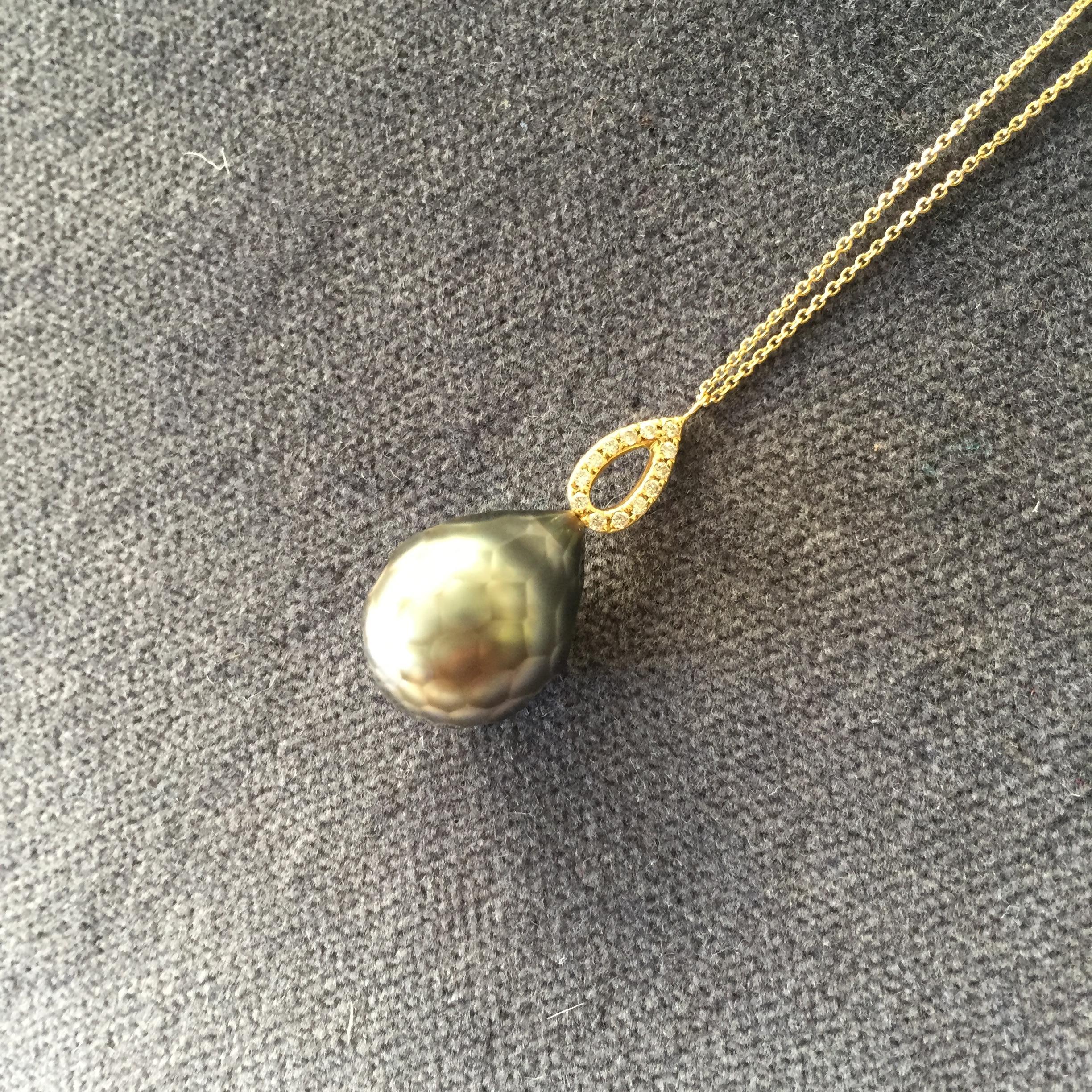Sweet Pea 18k Yellow Gold Long Necklace With Tahitian Pearl On Diamond Bale In New Condition In London, GB