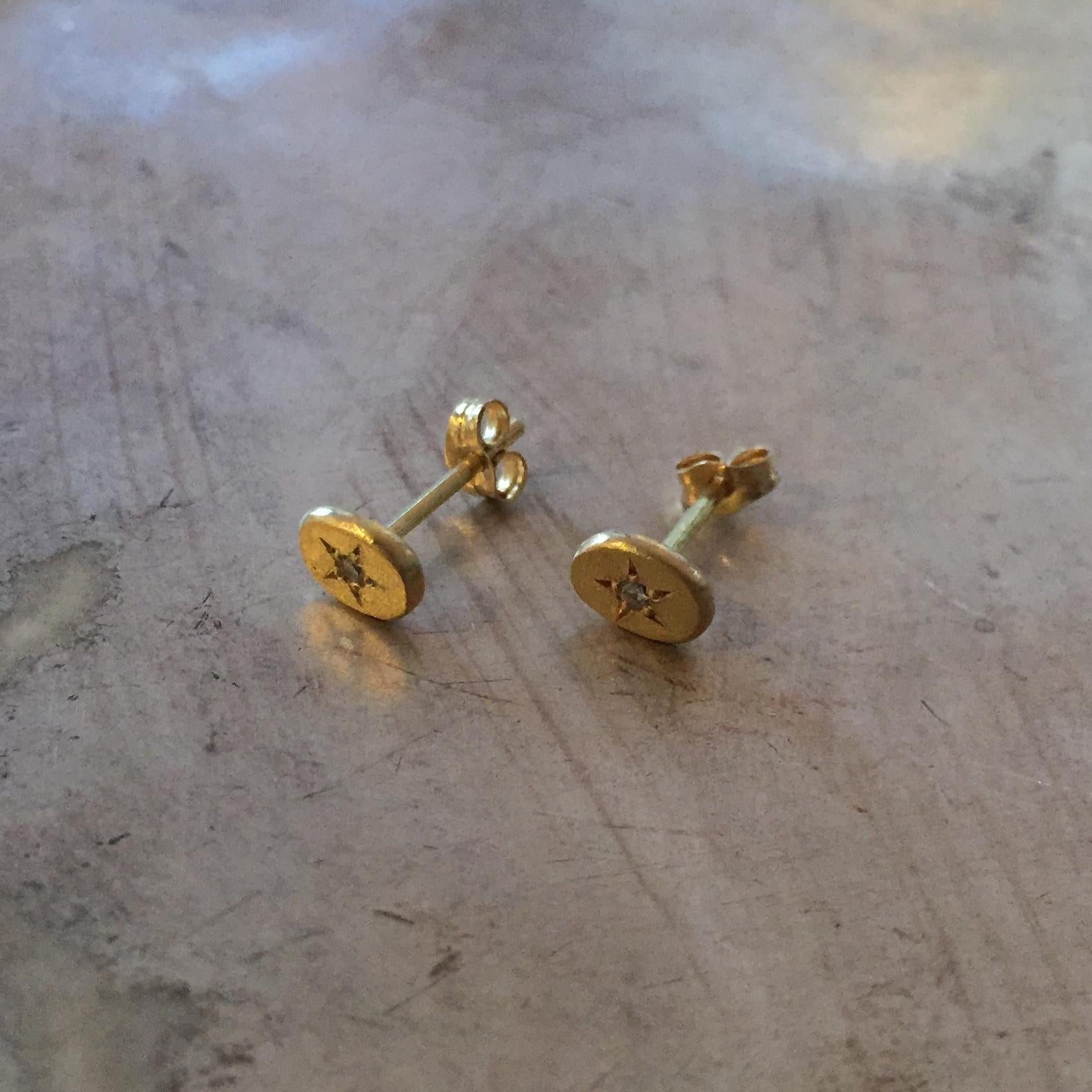 These 18k yellow gold stud earrings have a brushed finish which makes for a lovely contrast to the sparkling diamond which is star set in the oval shaped pebble. The ovals are 6mm x 4mm and each is set with a 0.01ct white brilliant cut diamond. This