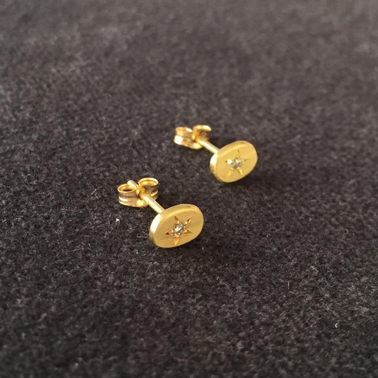 Contemporary Sweet Pea 18k Yellow Gold Oval Stud Earrings with Diamond Set Stars