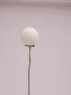 Lampada da terra scultorea in alluminio “Sweet Pea” di Six Dots Design