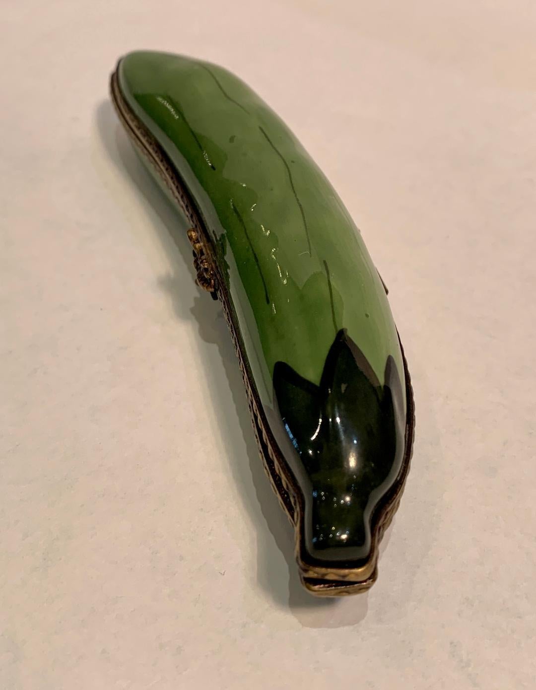 Hand-Crafted Sweet Pea Limoges France Two Peas in a Pod Miniature Porcelain Trinket Box