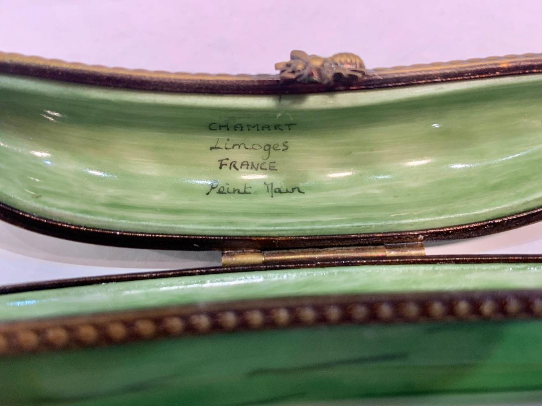 Sweet Pea Limoges France Two Peas in a Pod Miniature Porcelain Trinket Box In Excellent Condition In Tustin, CA