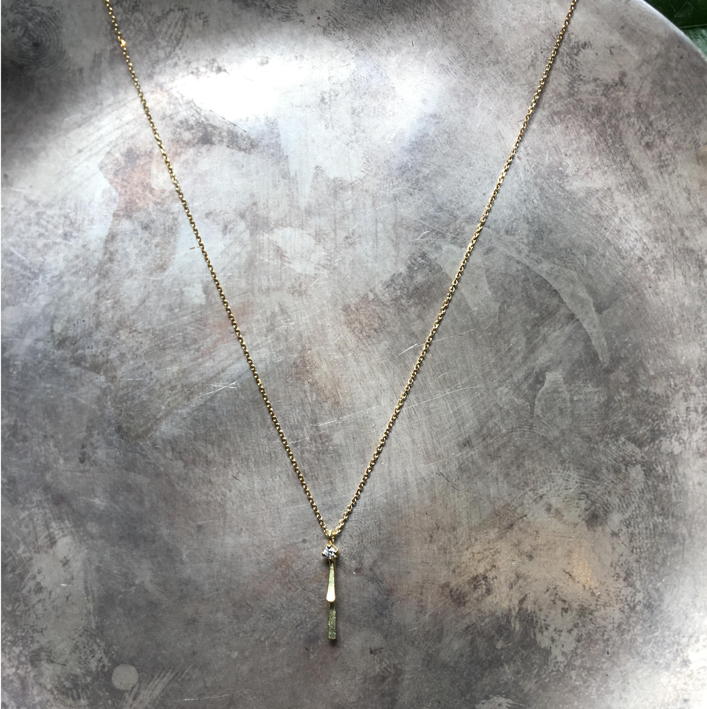 Perfect for adding some sparkle to any outfit, this 18k yellow gold necklace from Sweet Pea's 'Sycamore' collection features a claw set brilliant cut diamond with two curved bar details. The sparkle of the round 0.02ct diamond really sets off the