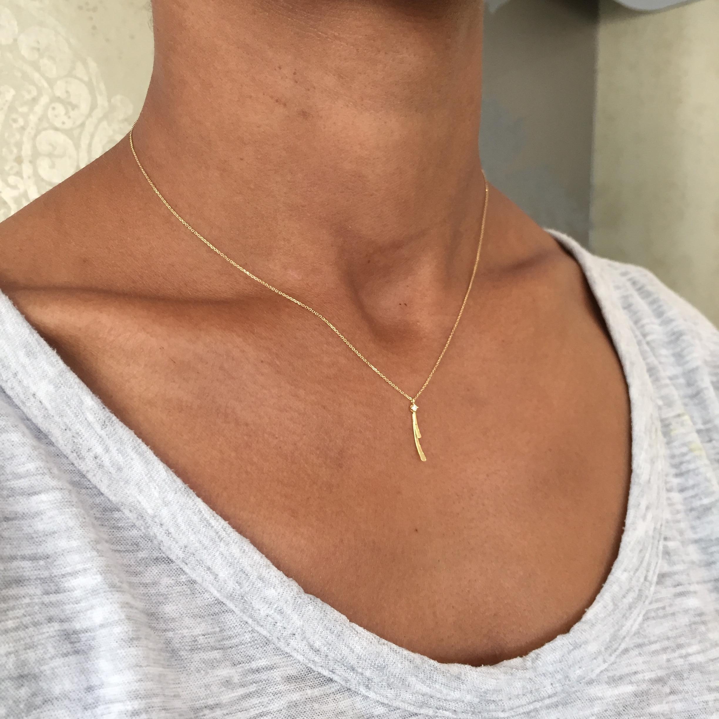 Sweet Pea Sycamore 18k Yellow Gold Diamond and Curved Bar Necklace In New Condition For Sale In London, GB