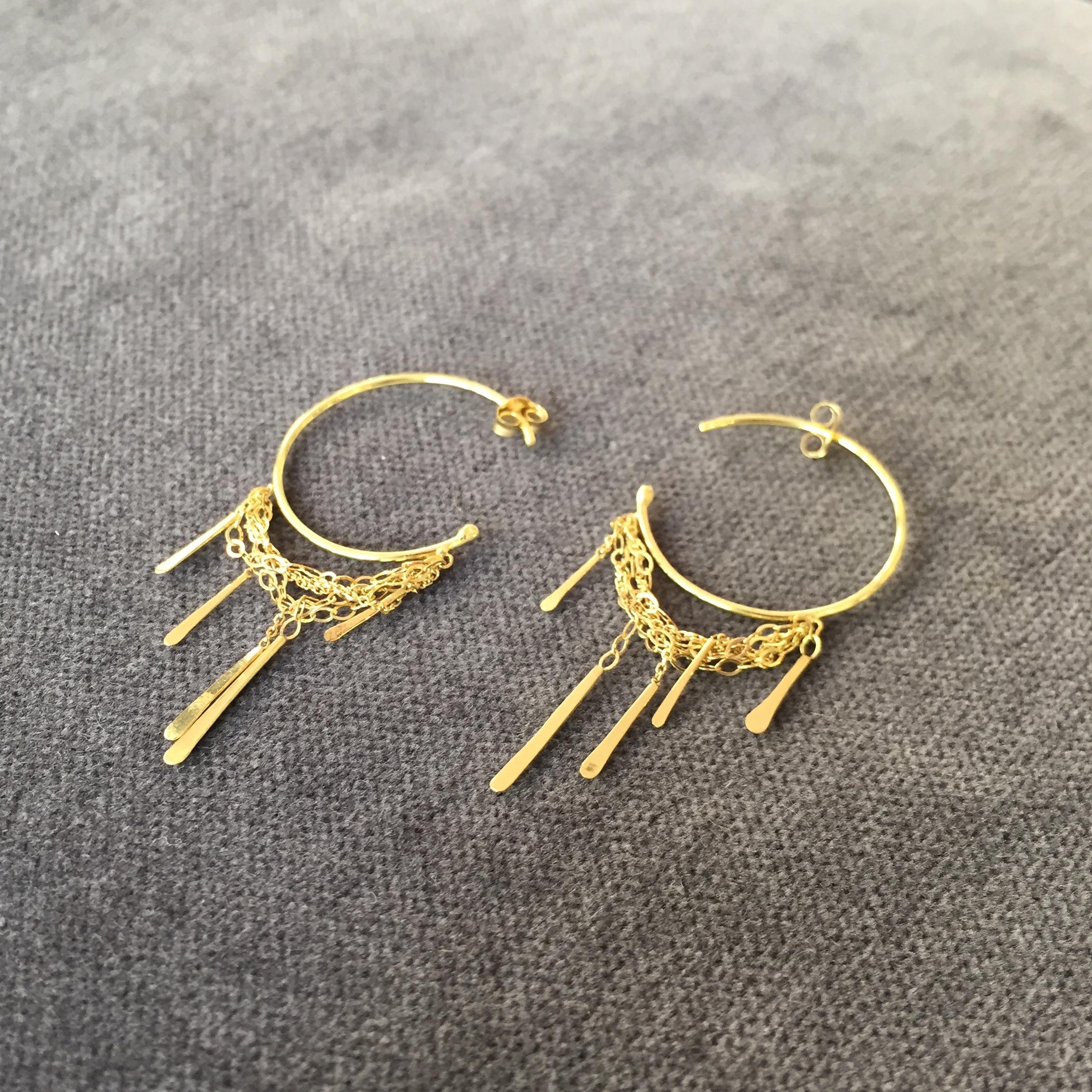 These hoop earrings from Sweet Pea's 'Sycamore' collection are made from 18k yellow gold and feature a drape of multi layered chain and five hanging bars for a beautifully delicate look. The hoop diameter is 2.2cm and the overall length of each