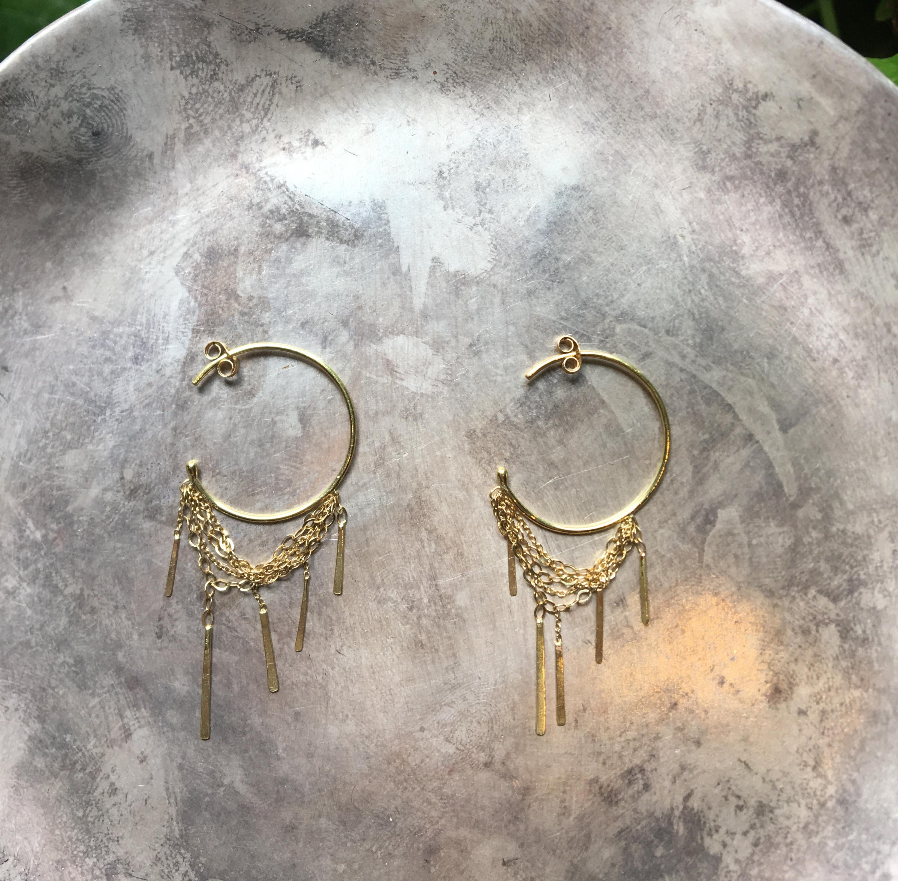 Contemporary Sweet Pea Sycamore 18k Yellow Gold Medium Hoop Earrings With Chains and Bars For Sale