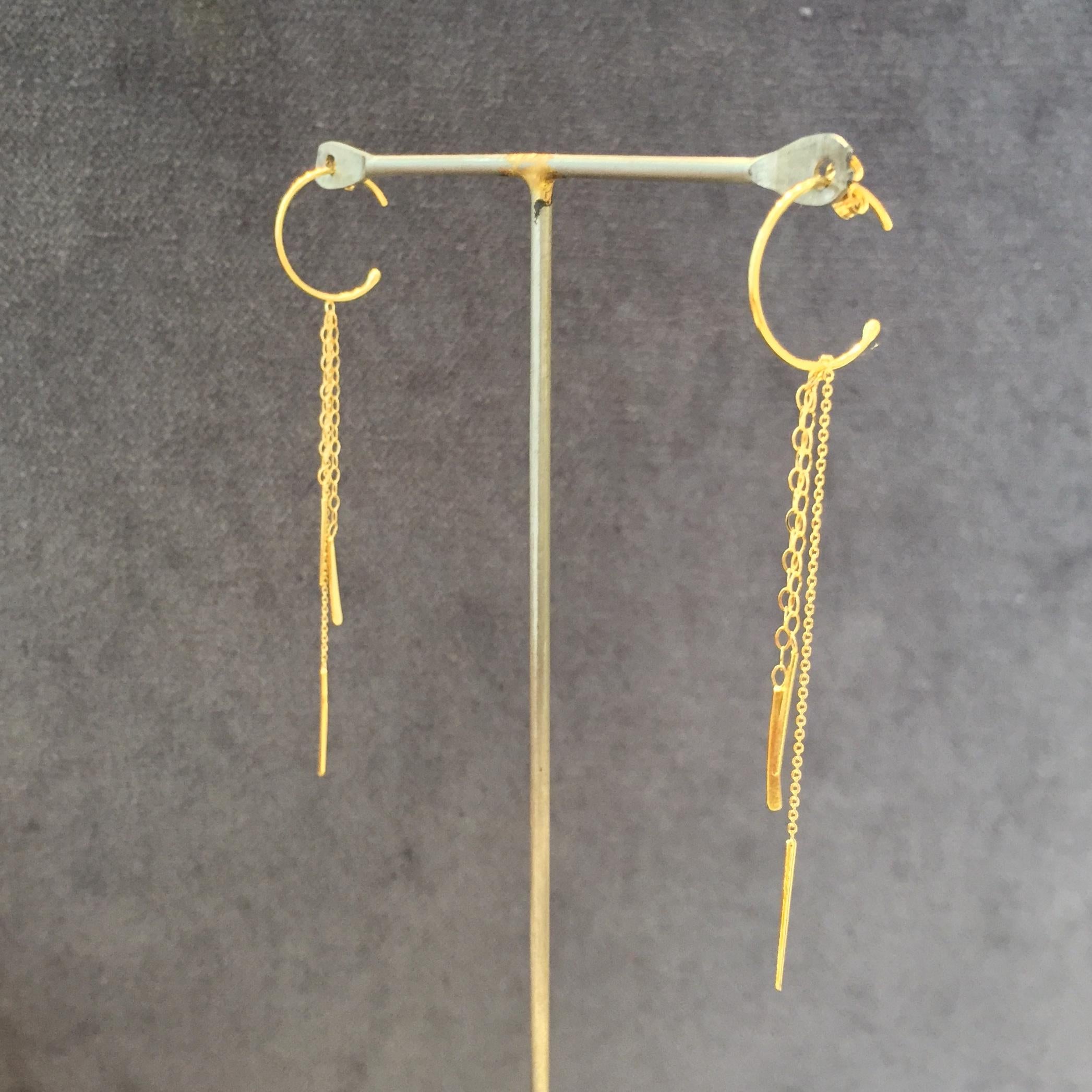 These pretty 18k yellow gold small hoop earrings are from Sweet Pea's 'Sycamore' range and feature three strands of glistening diamond cut hanging chain with bar details on the end. The hoop diameter is 1.4cm and the overall length of each earring
