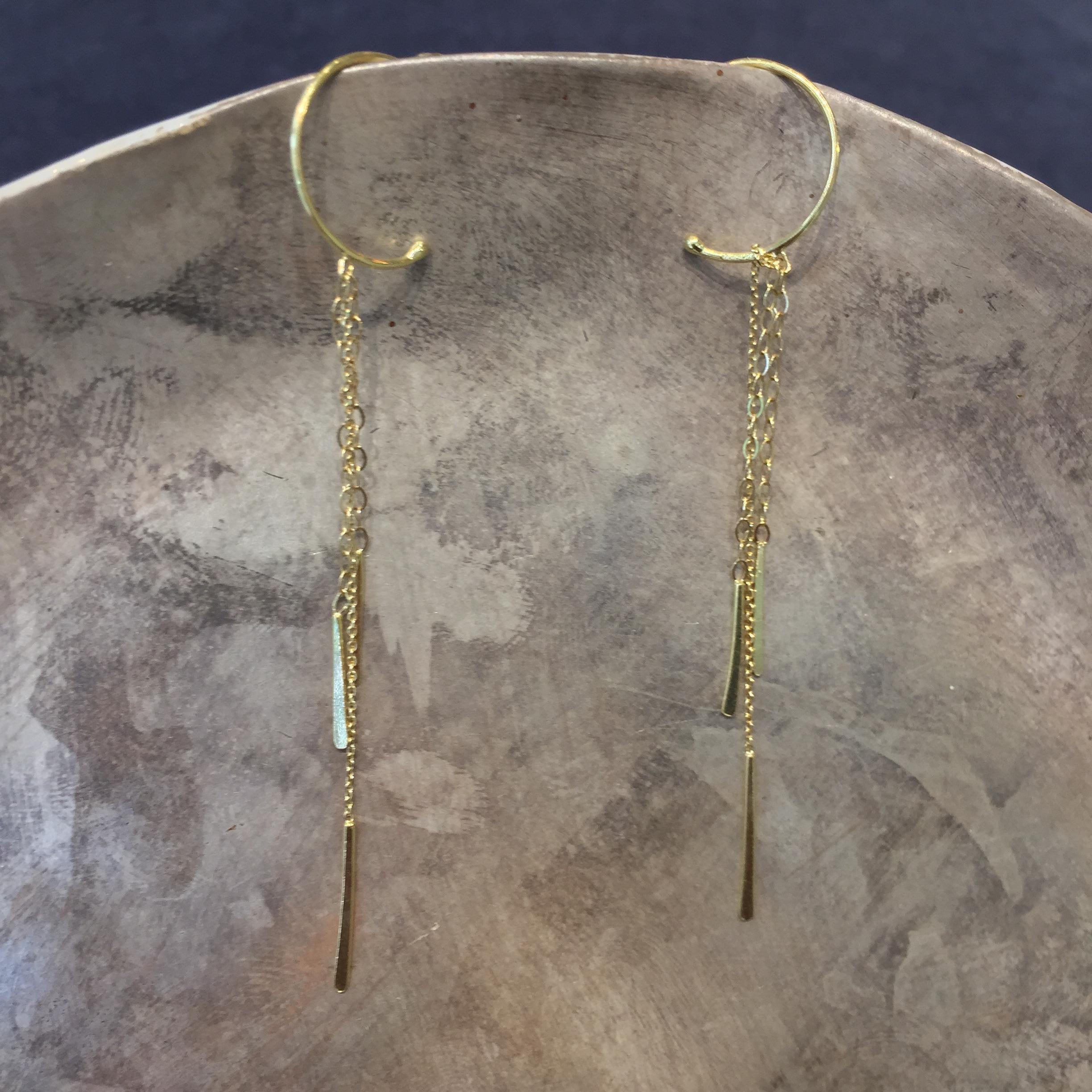 Contemporary Sweet Pea Sycamore 18k Yellow Gold Small Hoop Earrings With Chains And Bars For Sale