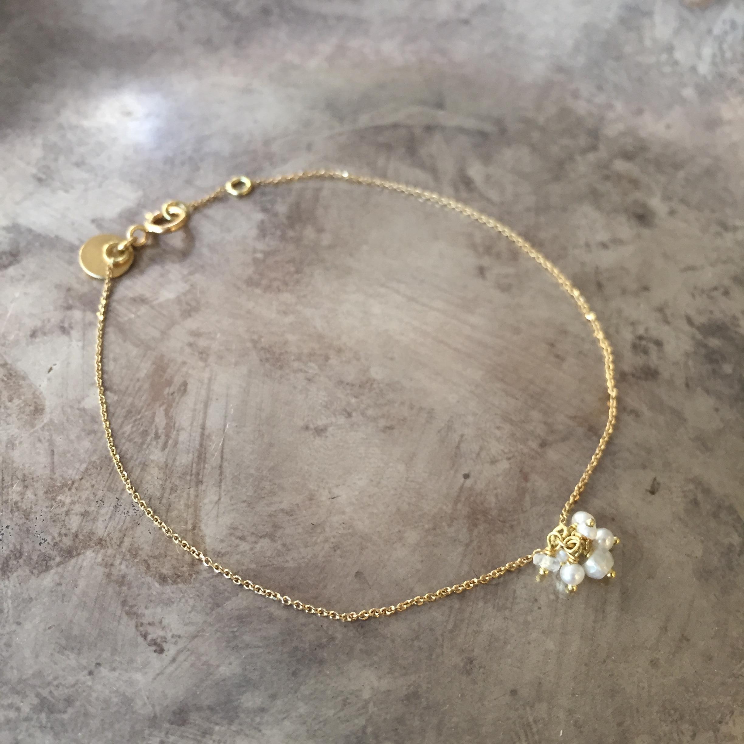 Contemporary Sweet Pea White Pearl and Moonstone Cluster 18k Yellow Gold Bracelet