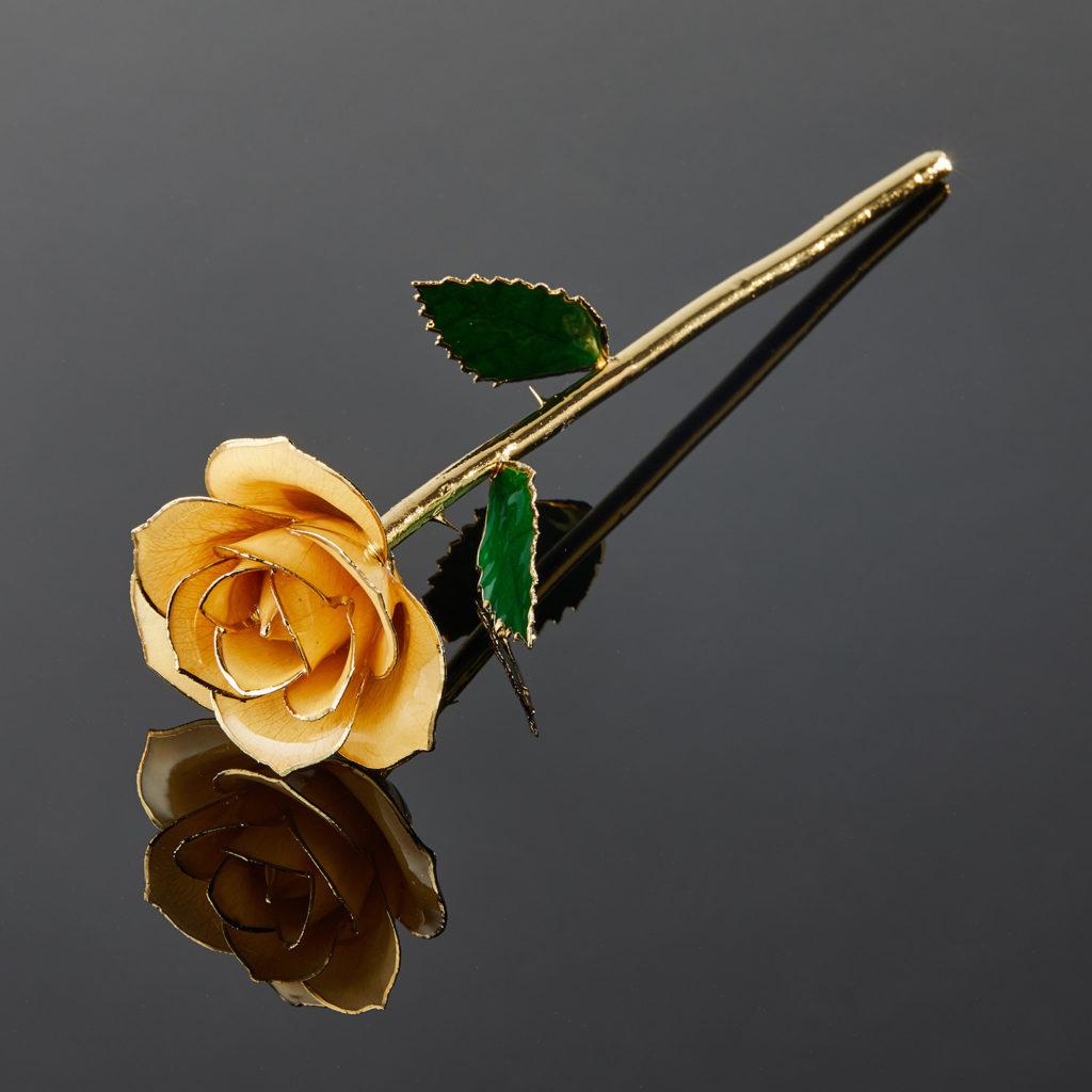 Die Bedeutung der Rose. Die Natur ist reich an Schönheit in unserer Sweet Pear and Cinnamon Eternal Rose. Jedes Blütenblatt zeigt erstaunliche Details in der Farbe von Birne, die sanft mit Zimt bestäubt ist. Dieses Schmuckstück eignet sich perfekt