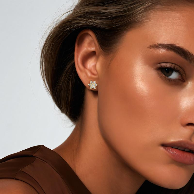 Eleganza quotidiana con questi splendidi orecchini con diamante rotondo floreale in oro giallo 14K. Whiting, con diamanti brillanti che brillano per chiarezza e colore, questi pezzi senza tempo sono realizzati a scelta in oro bianco, giallo o rosa