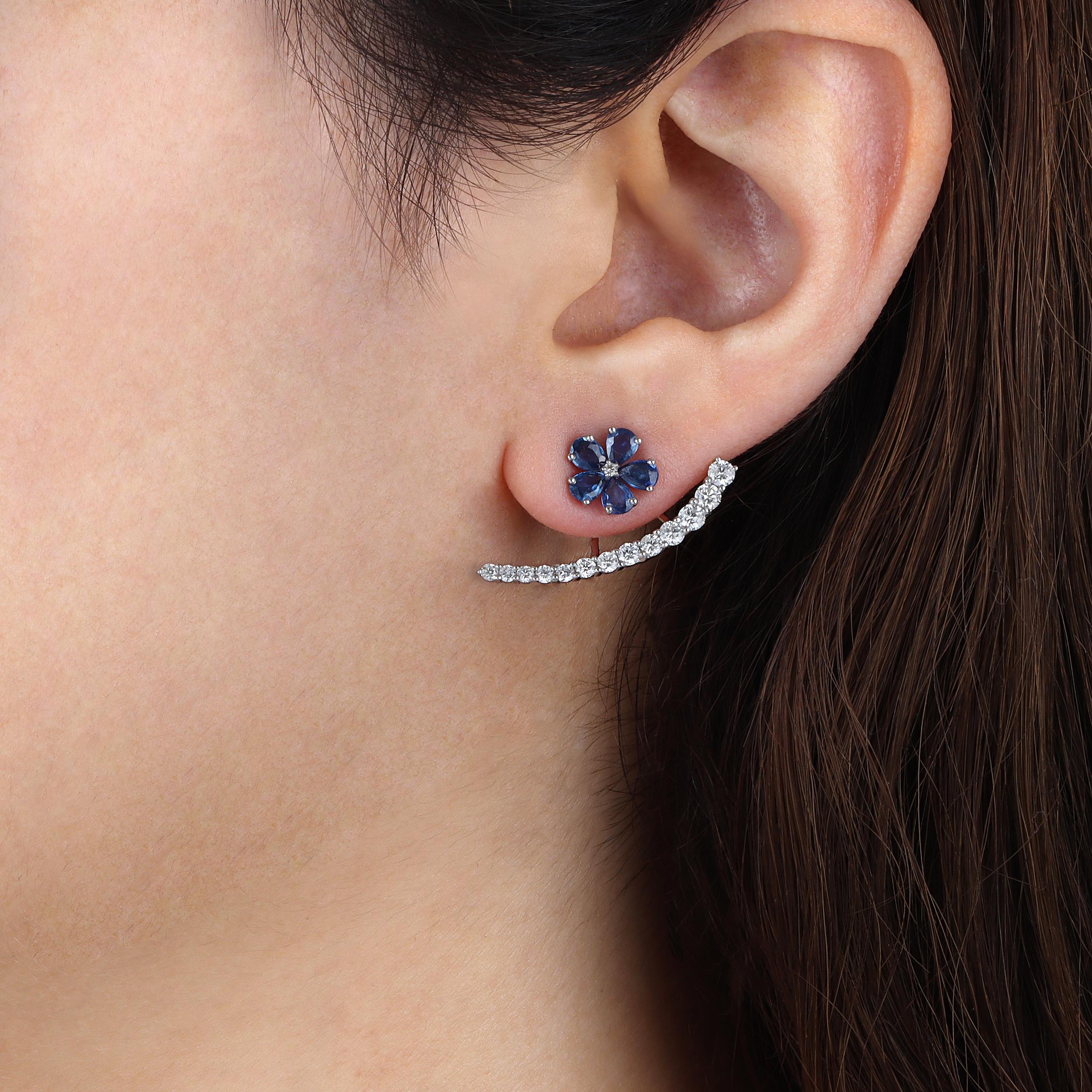 Gli orecchini Sapphire Florals in oro bianco 18 carati con diamanti sono un mix straordinario di eleganza e bellezza ispirata alla natura. Realizzati in oro bianco, questi orecchini presentano 10 zaffiri scintillanti circondati da diamanti naturali,