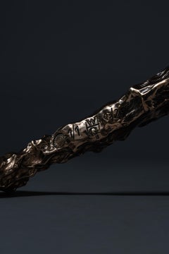 Lampada alta "Sweet Thing" in bronzo fuso patinato di William Guillon