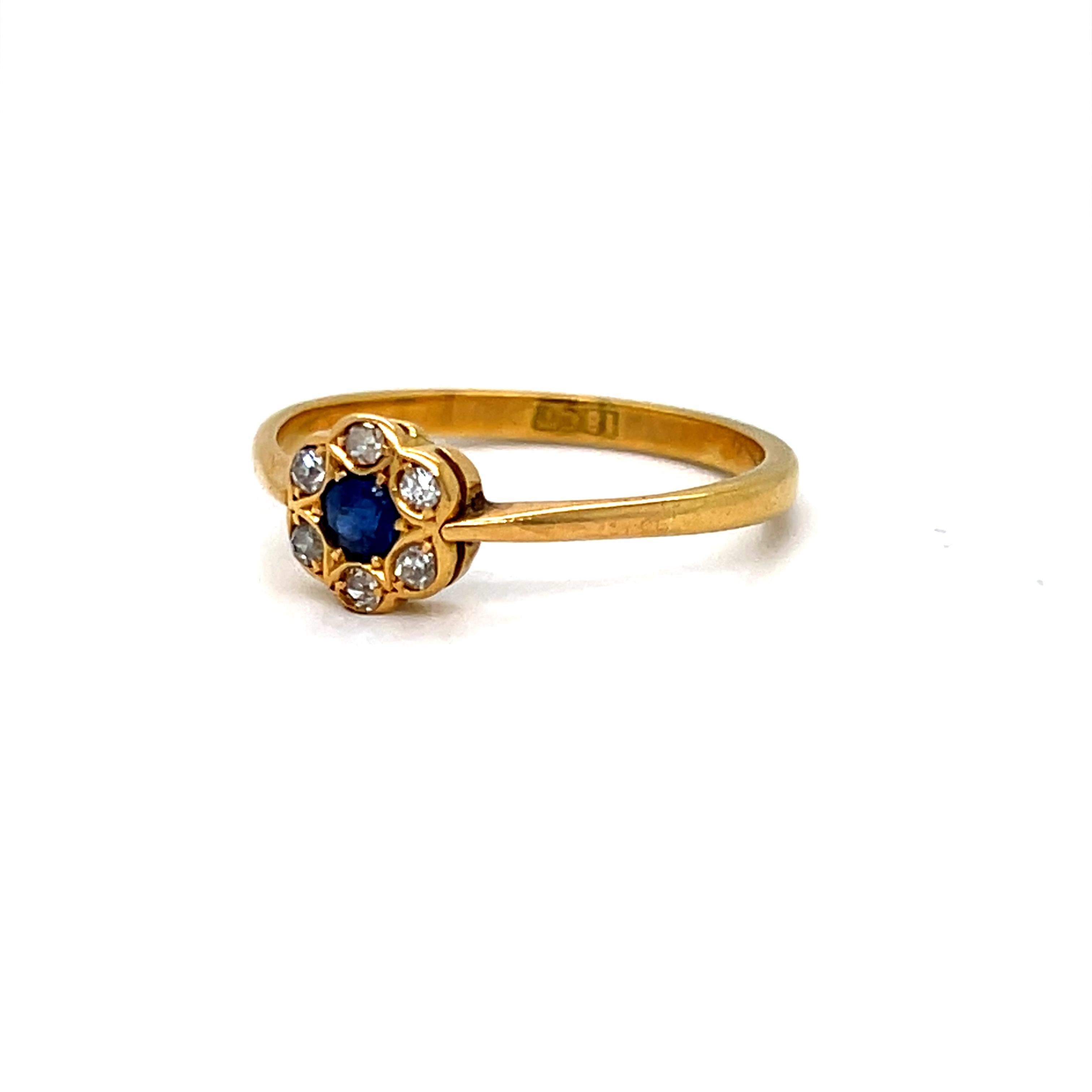 Art Déco Dolce anello di fidanzamento vintage in oro giallo 18 carati con diamanti e zaffiri. in vendita