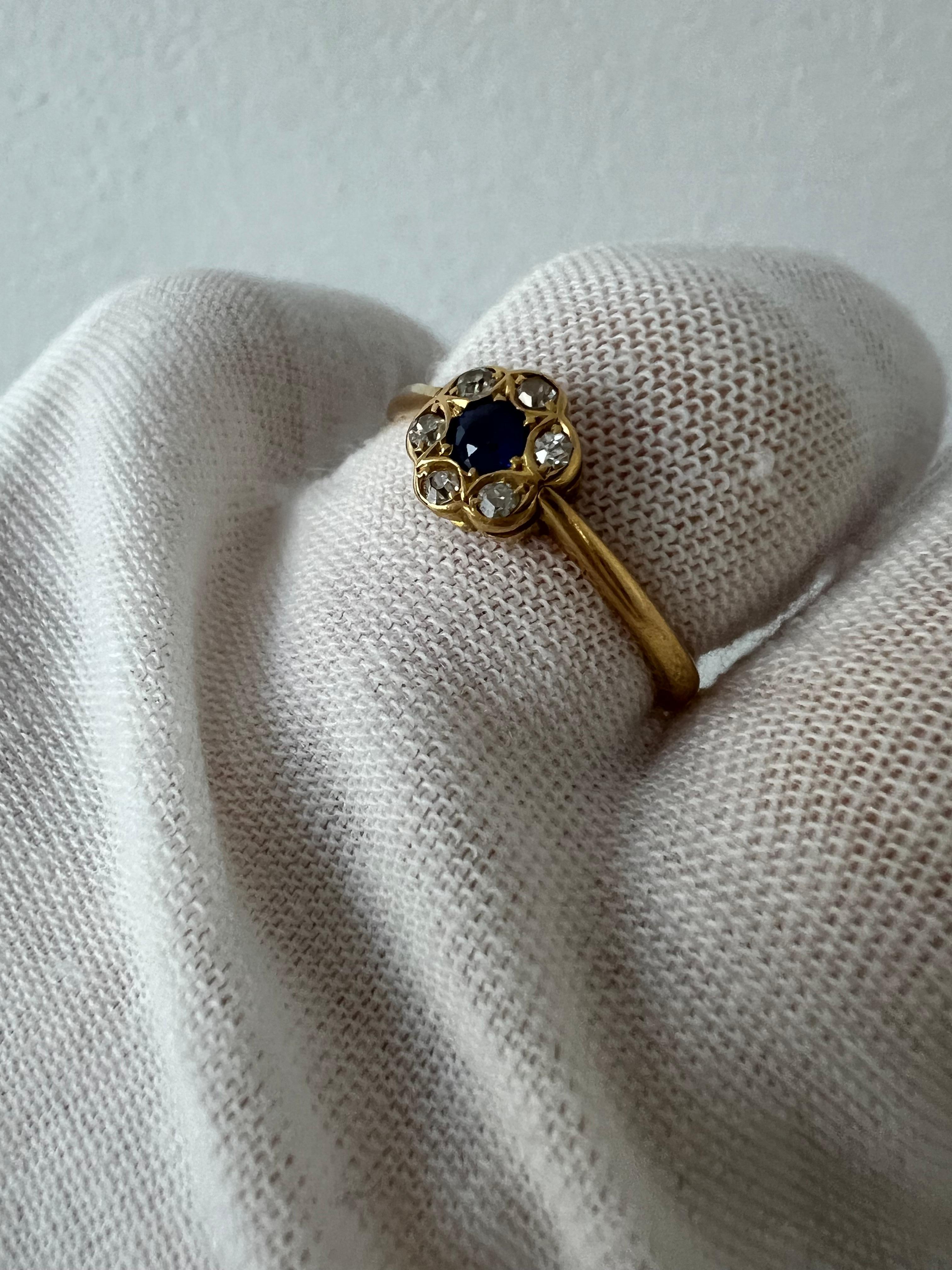 Dolce anello di fidanzamento vintage in oro giallo 18 carati con diamanti e zaffiri. In condizioni buone in vendita a San Francisco, CA