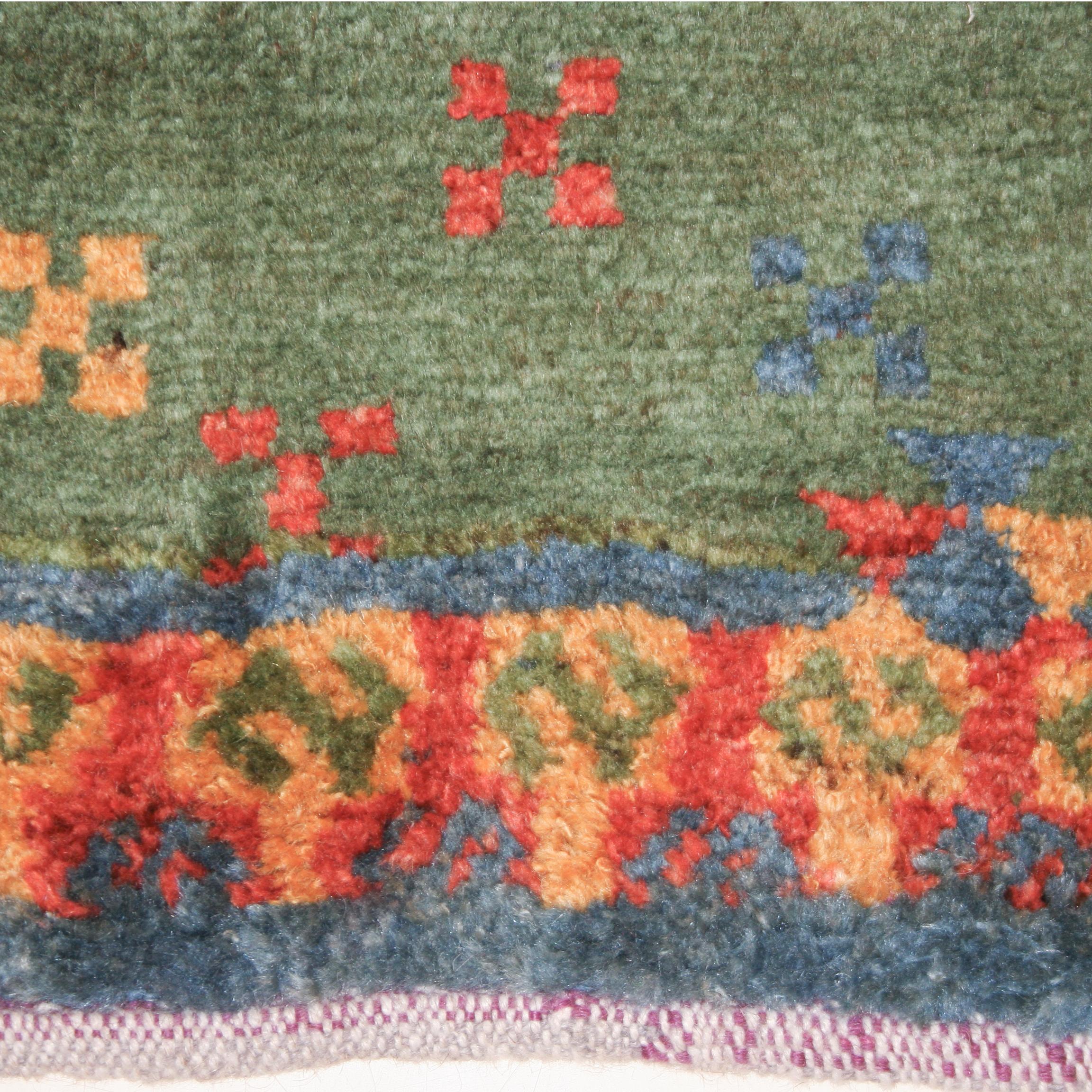 Noué à la main Petit tapis tribal vintage vert émeraude en vente
