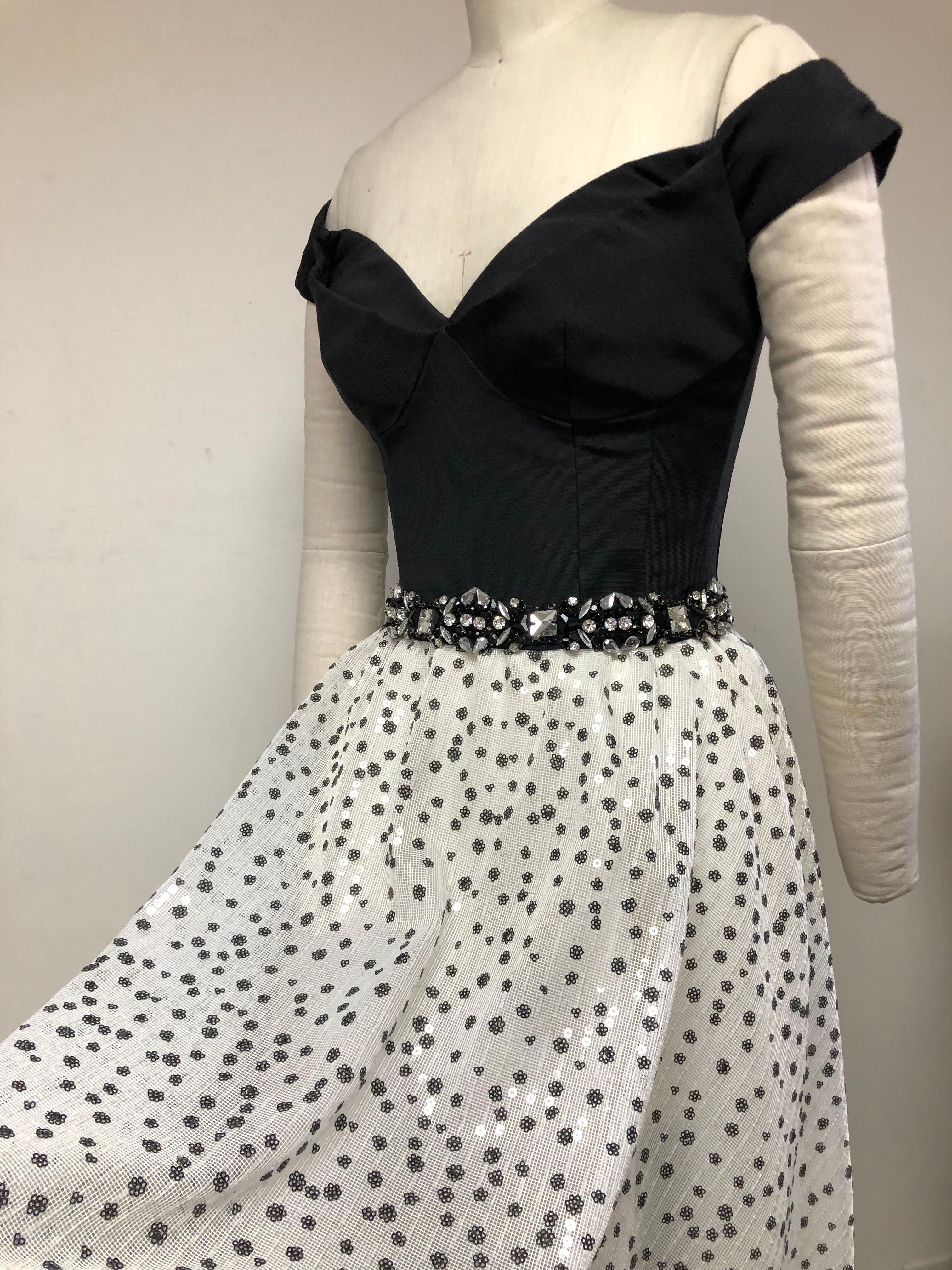 Sweetheart funkelndes schulterfreies Kleid mit juwelenbesetzter Taille in Schwarz und Weiß im Angebot 4