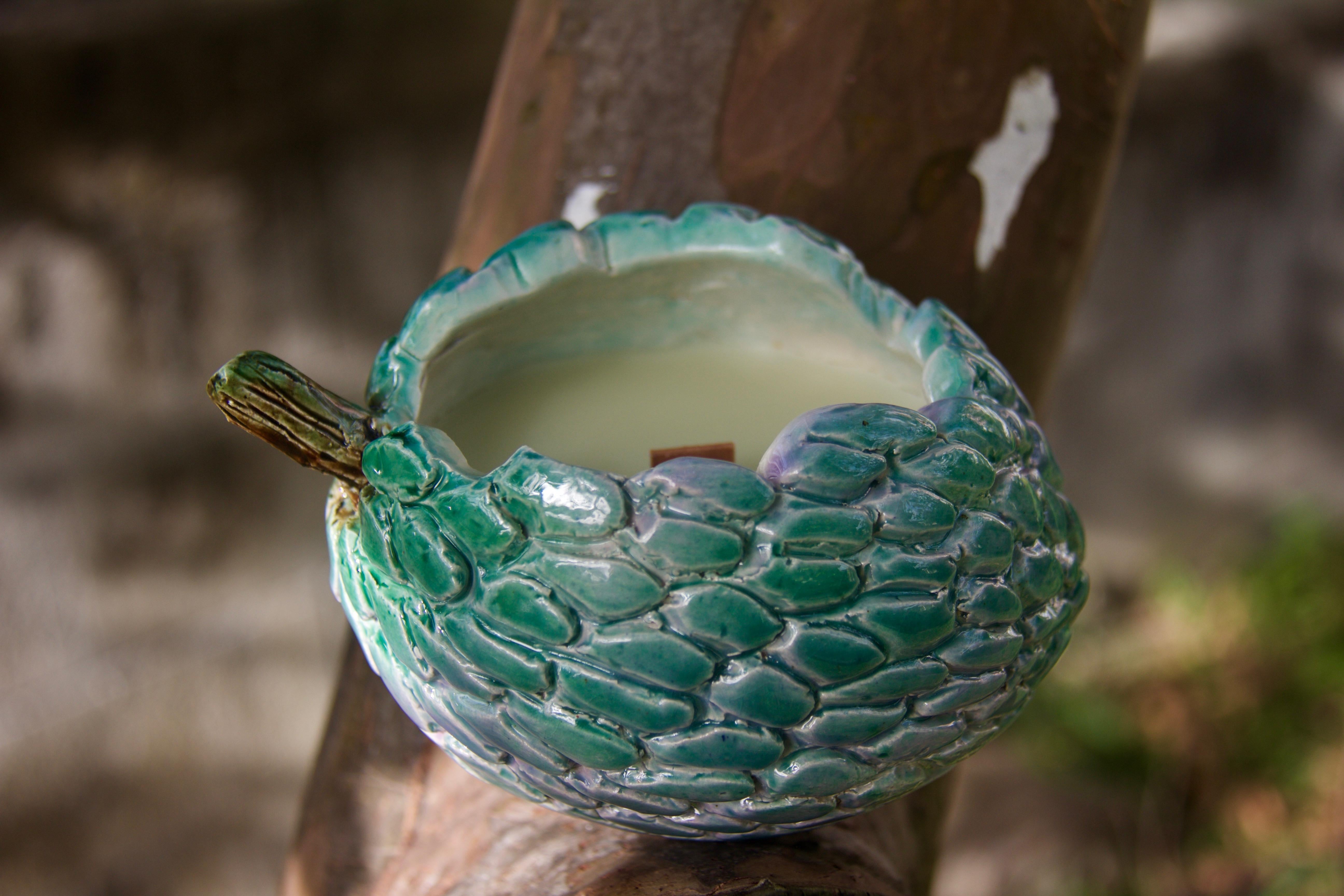 Une magnifique bougie parfumée présentée dans un pot en céramique artisanale unique.Infusé avec les meilleures huiles de parfum botaniques. Nos bougies haut de gamme sont versées dans des céramiques artisanales de luxe et sont fabriquées à partir