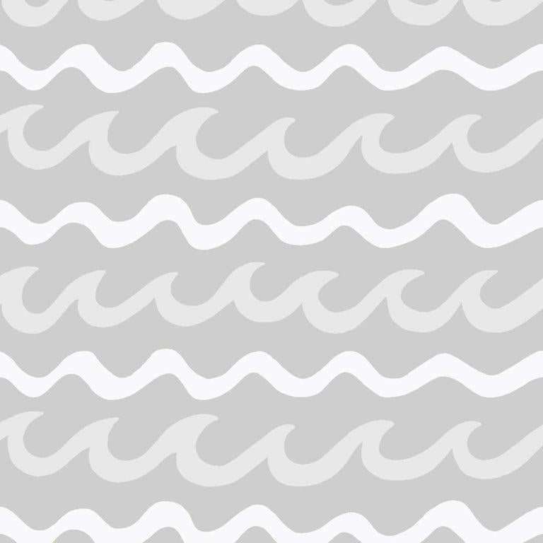 Moderne Papier peint de créateur Swell en nuage blanc, gris pâle et gris moyen en vente