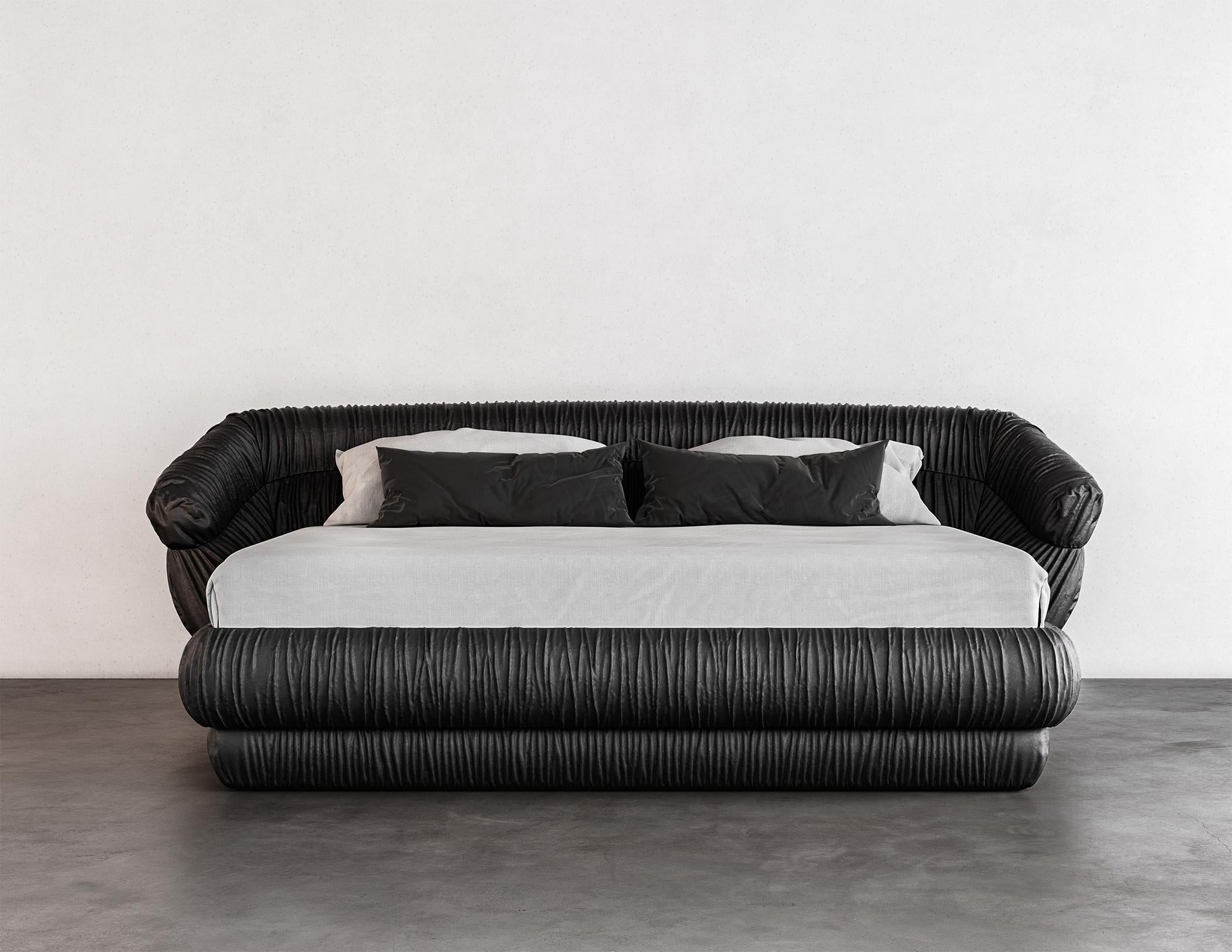 Le lit Swerve en king size avec revêtement en faux agneau noir est un lit élégant et moderne qui ajoutera une touche d'élégance à n'importe quelle chambre à coucher. Le cadre de lit est fabriqué à partir de matériaux de haute qualité et présente un