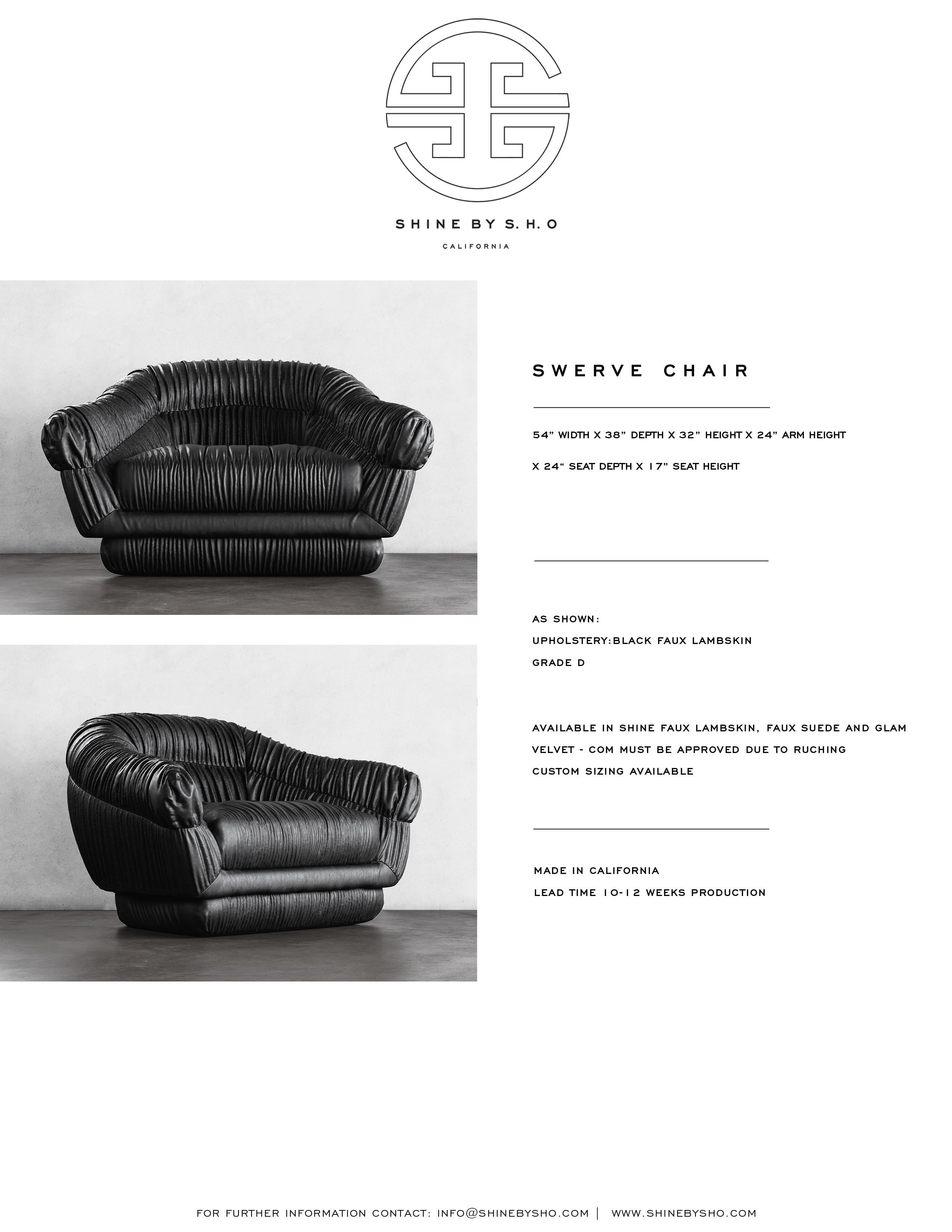 XXIe siècle et contemporain CHAISE LOUNGE SWERVE - Design moderne en fausse peau d'agneau noir en vente