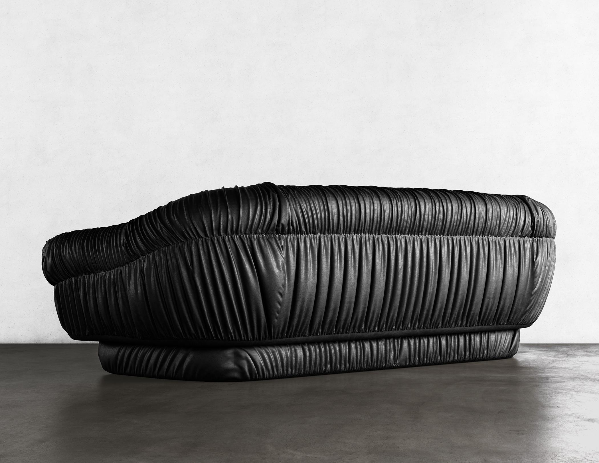 SWERVE SOFA - Canapé moderne en simili cuir noir Neuf - En vente à Laguna Niguel, CA