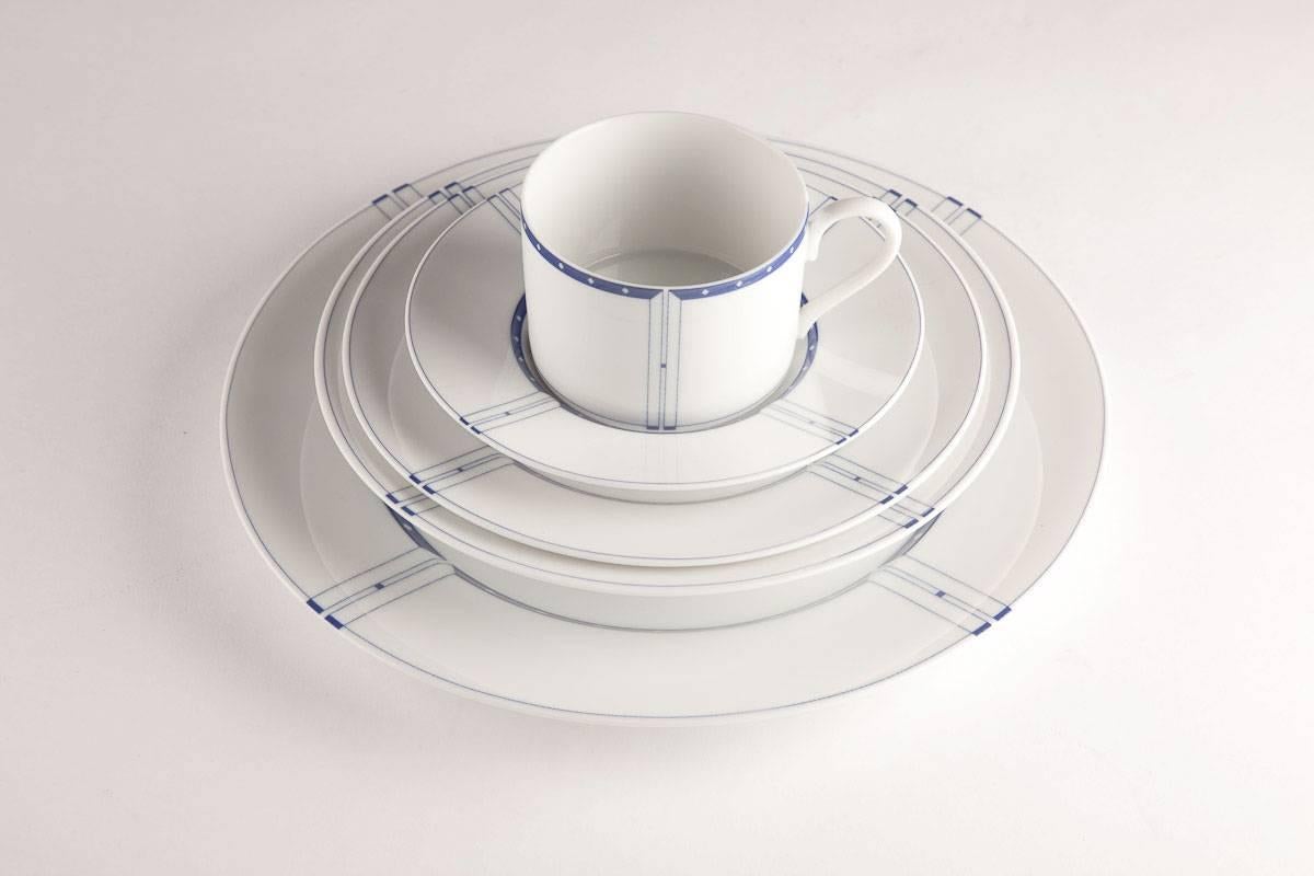 Gwathmey & Siegel se sont inspirés de Frank Lloyds Wright pour créer ce motif.
Service de table bleu personnalisé de cinq pièces dans les boîtes d'origine.
Assiette plate, bol à soupe, assiette à salade, tasse et soucoupe.
6 jeux au total, nouveau