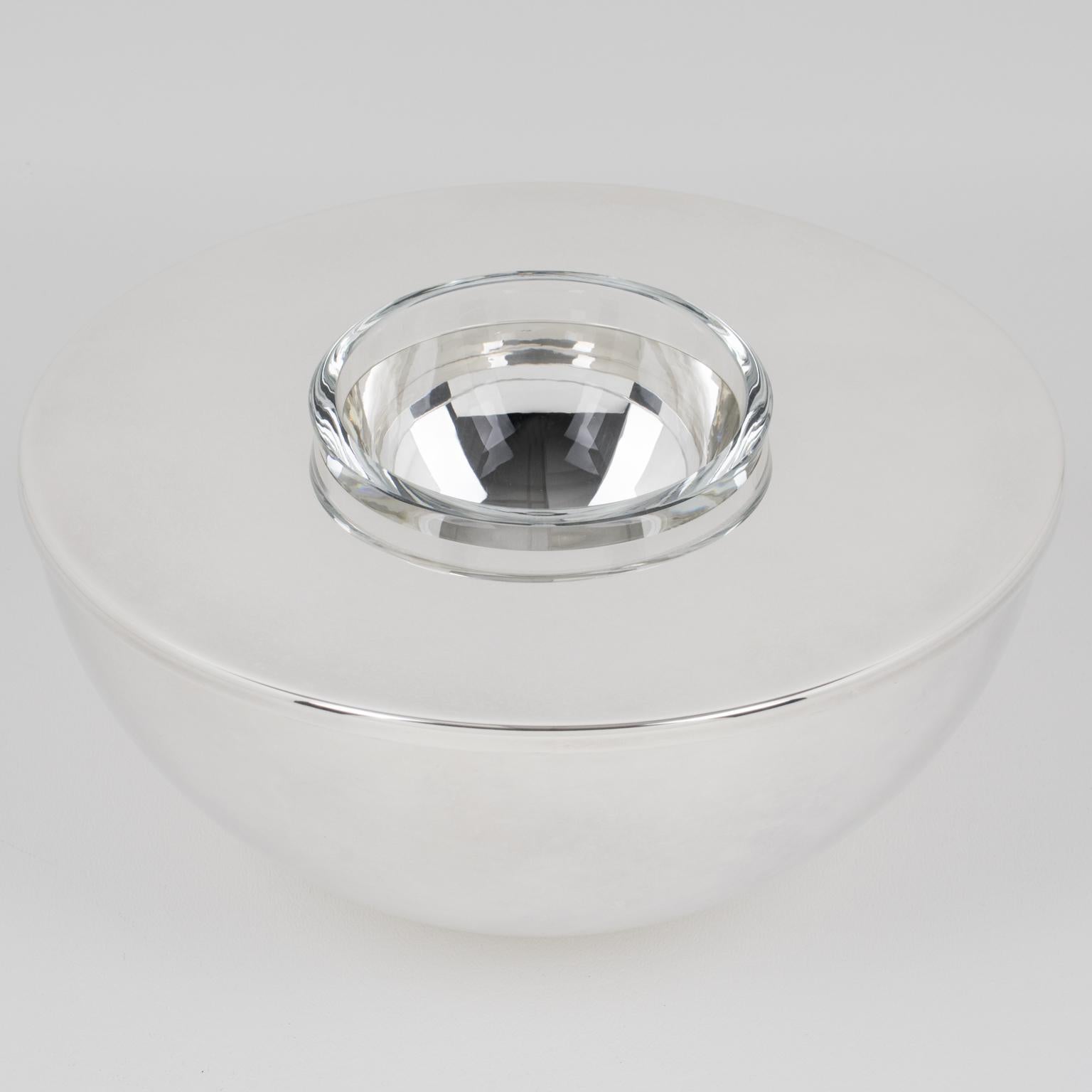 Cette élégante coupe à caviar moderniste a été dessinée par Calvin Powell et distribuée par Calvin Klein Interior Collection. La pièce a été fabriquée vers 1980. L'ensemble de service comprend un bol, un plateau et un bol en cristal de caviar. La