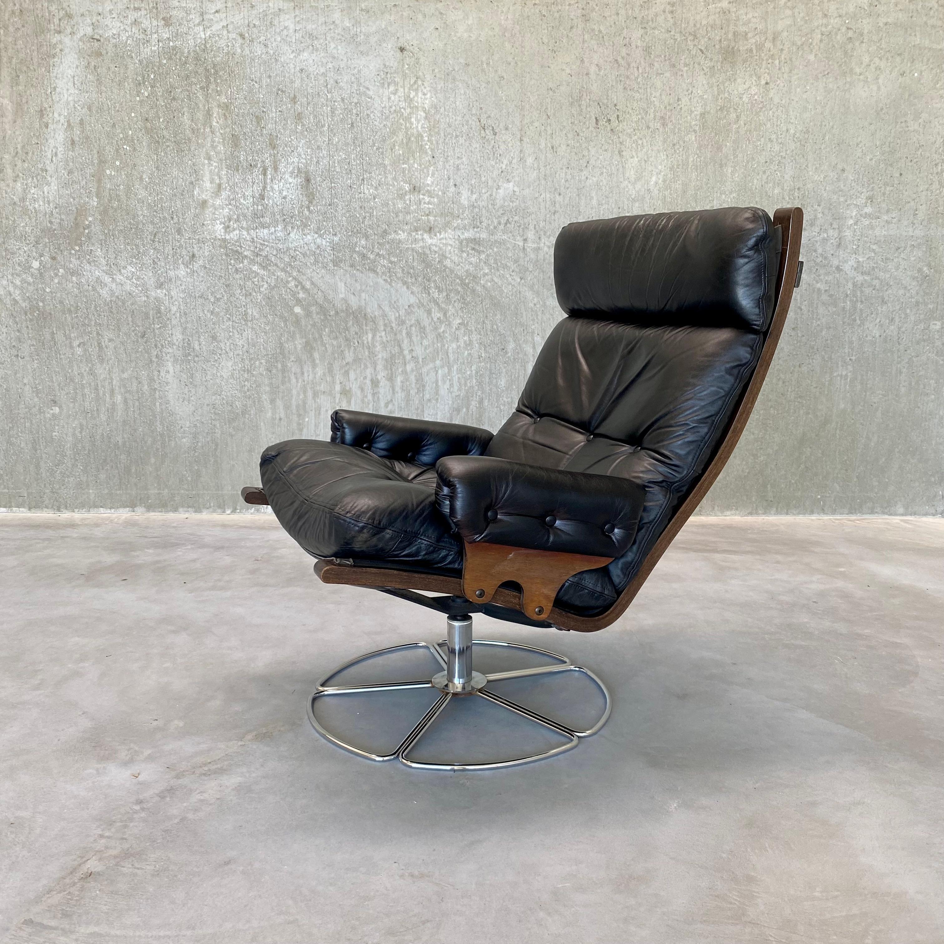 Designer: Bruno Mathsson
Manufacturer: Dux
Model: Swiffle lounge chair
Material: leather upholstery, wood and canvas frame

Measurements:
Height: 91 cm / 36 inch 
Width: 71 cm / 28 inch
Depth: 83 cm / 33 inch
Seat Height: 40 cm / 16