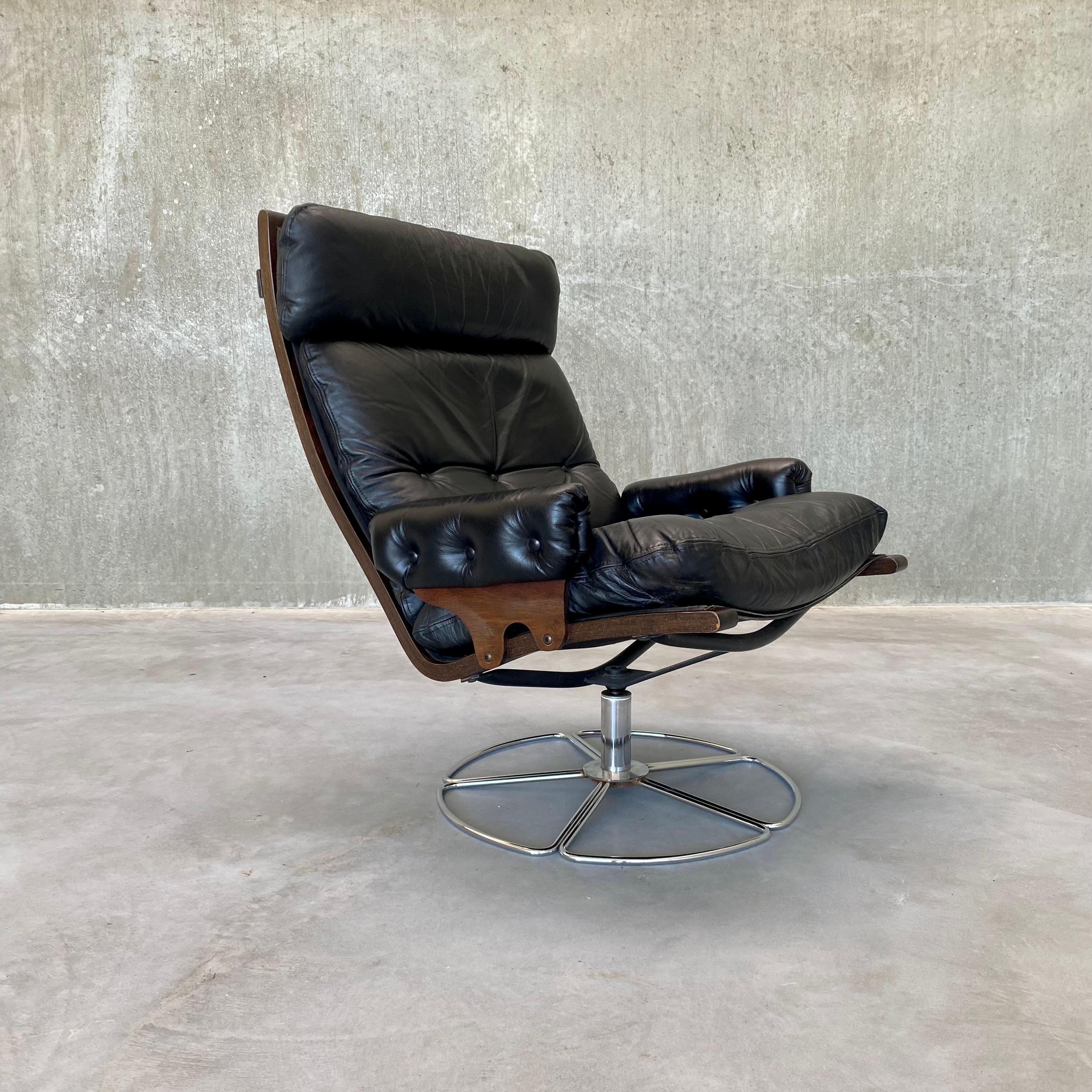 Swiffle Base Leather Lounge Chair by Bruno Mathsson for DUX, Sweden, 1970s In Good Condition In DE MEERN, NL