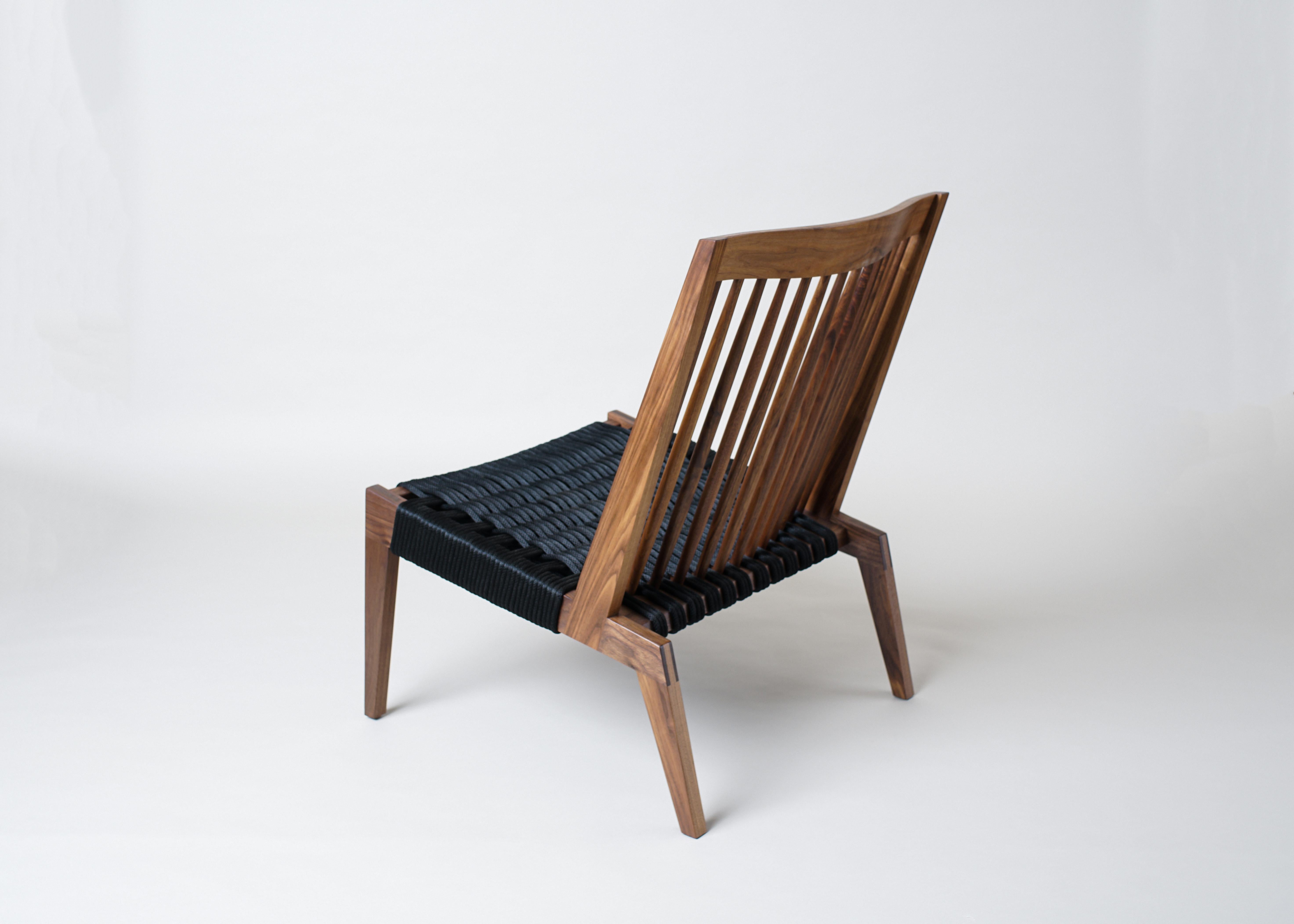Moderne Fauteuil Swift, fauteuil de salon moderne à dossier fuseau en noyer et fauteuil de salon tissé en corde en vente