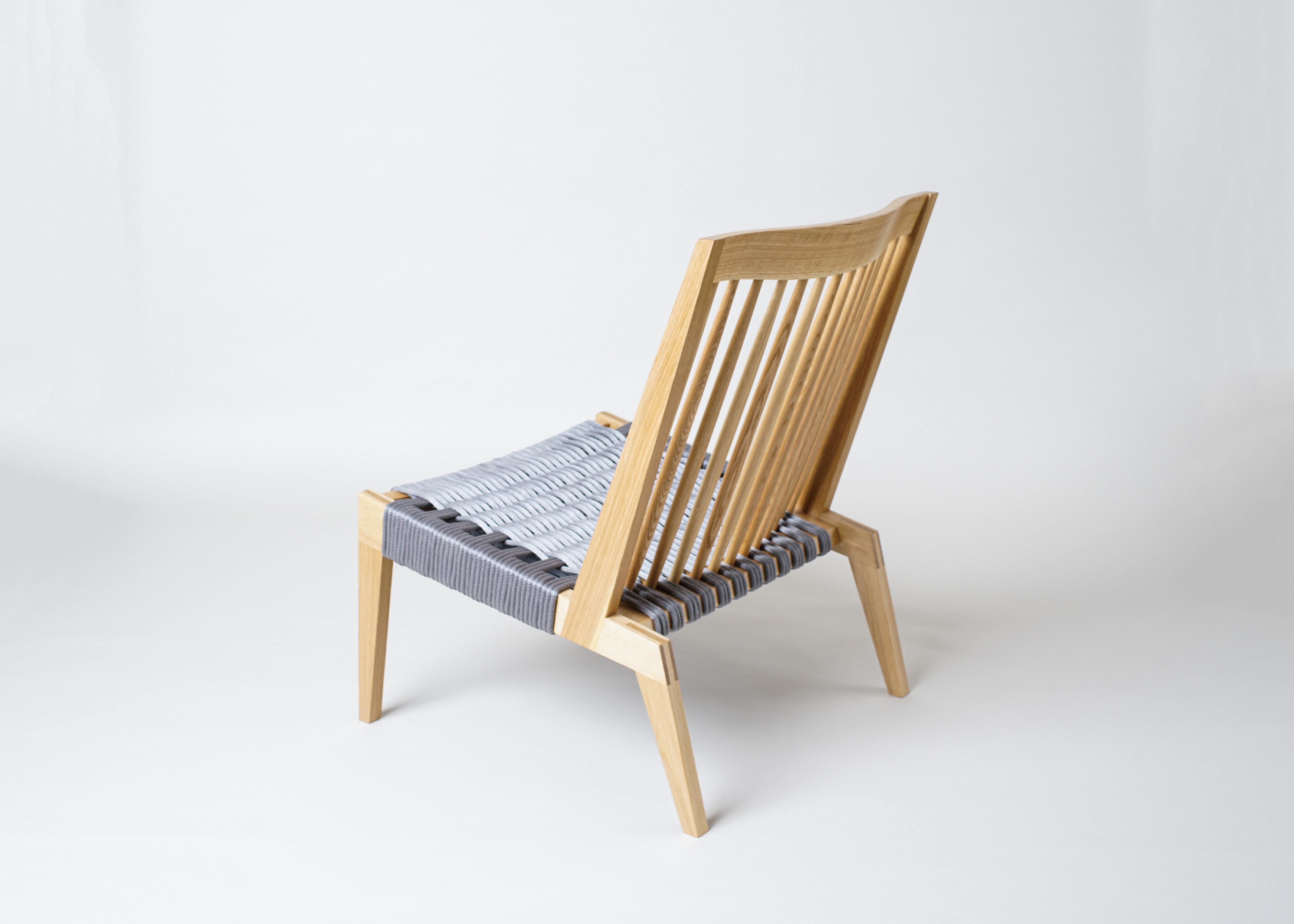 Swift Easy Chair, Moderner Loungesessel mit Spindelrückenlehne aus weißer Eiche und gewebtem Seil (Gedrechselt) im Angebot