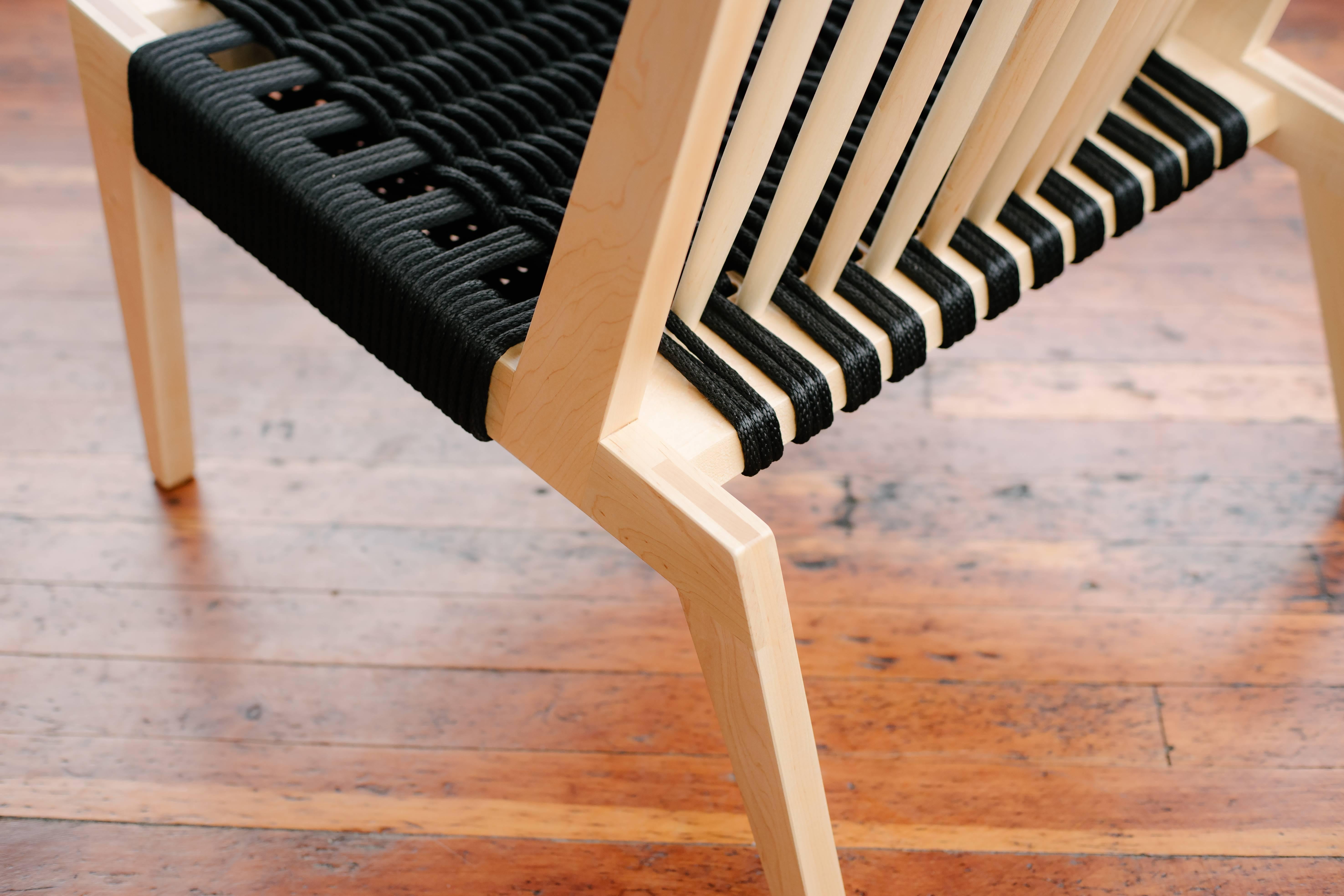 Moderno Swift Easy Chair, sedia da salotto moderna con schienale a fuso in acero e corda intrecciata, fatta a mano in vendita